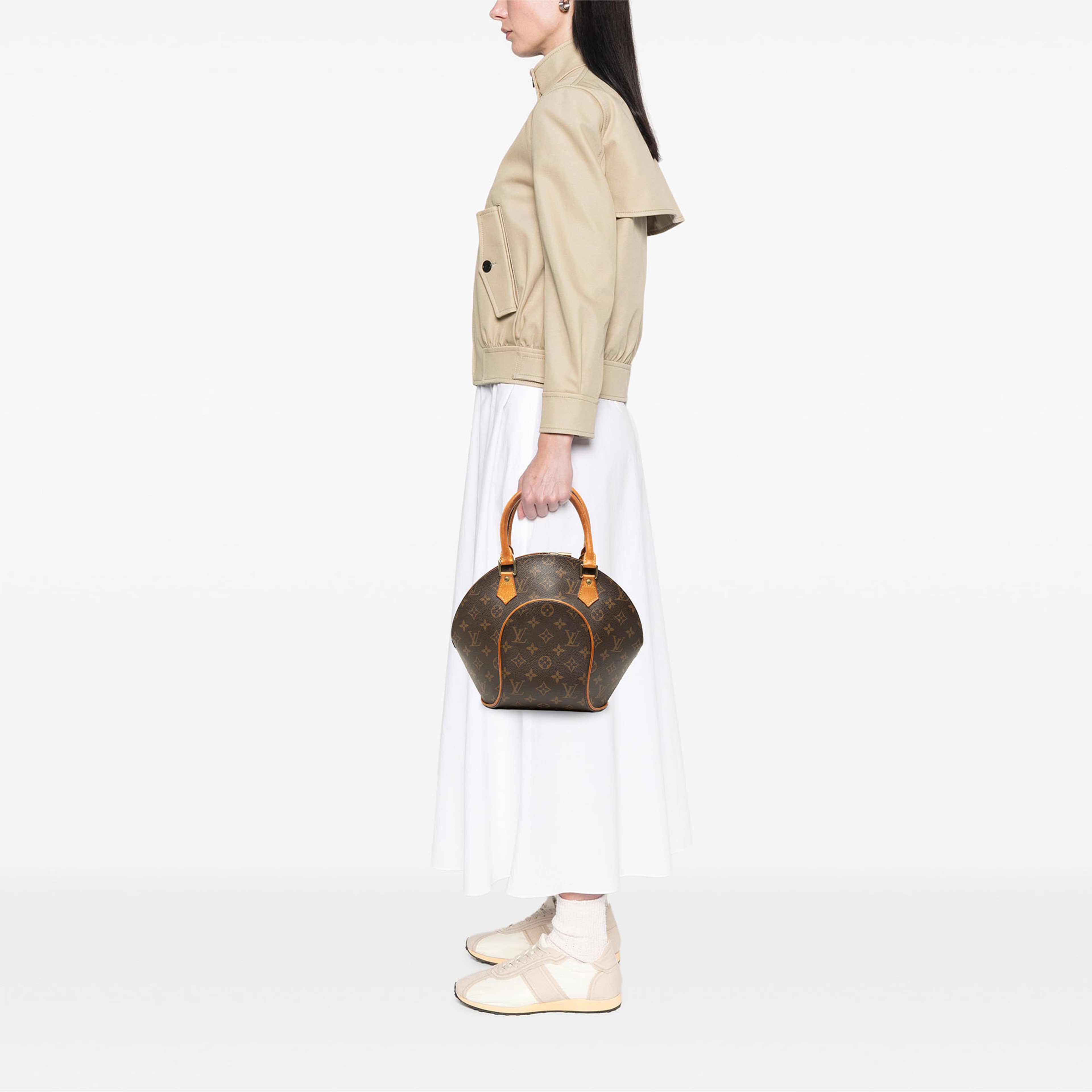 Louis Vuitton Monogram Ellipse Pm, från Luxclusif, i färgen brun. Klicka för att öppna bilden i stort format