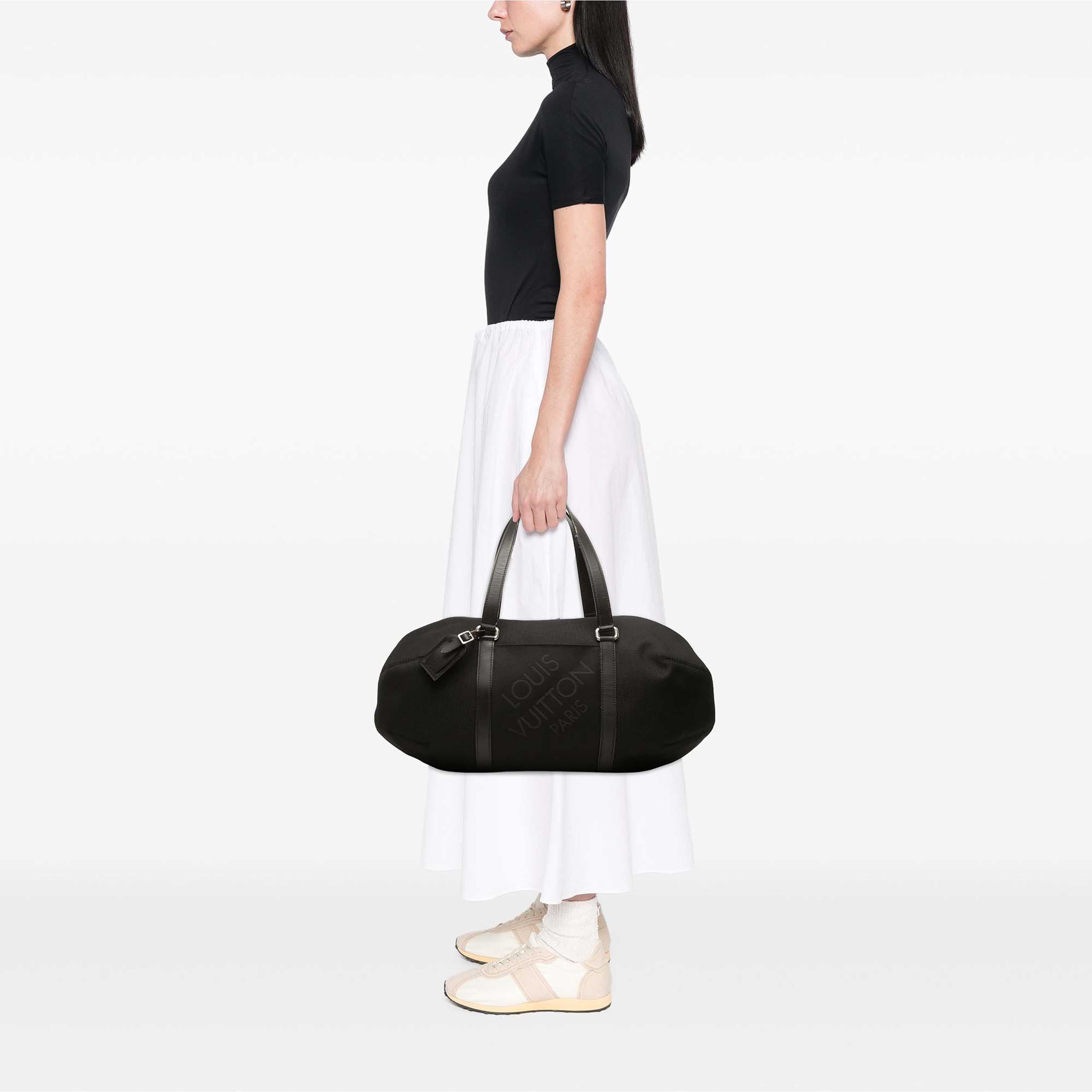 Louis Vuitton Damier Geant Attaquant, från Luxclusif, i färgen svart. Klicka för att öppna bilden i stort format