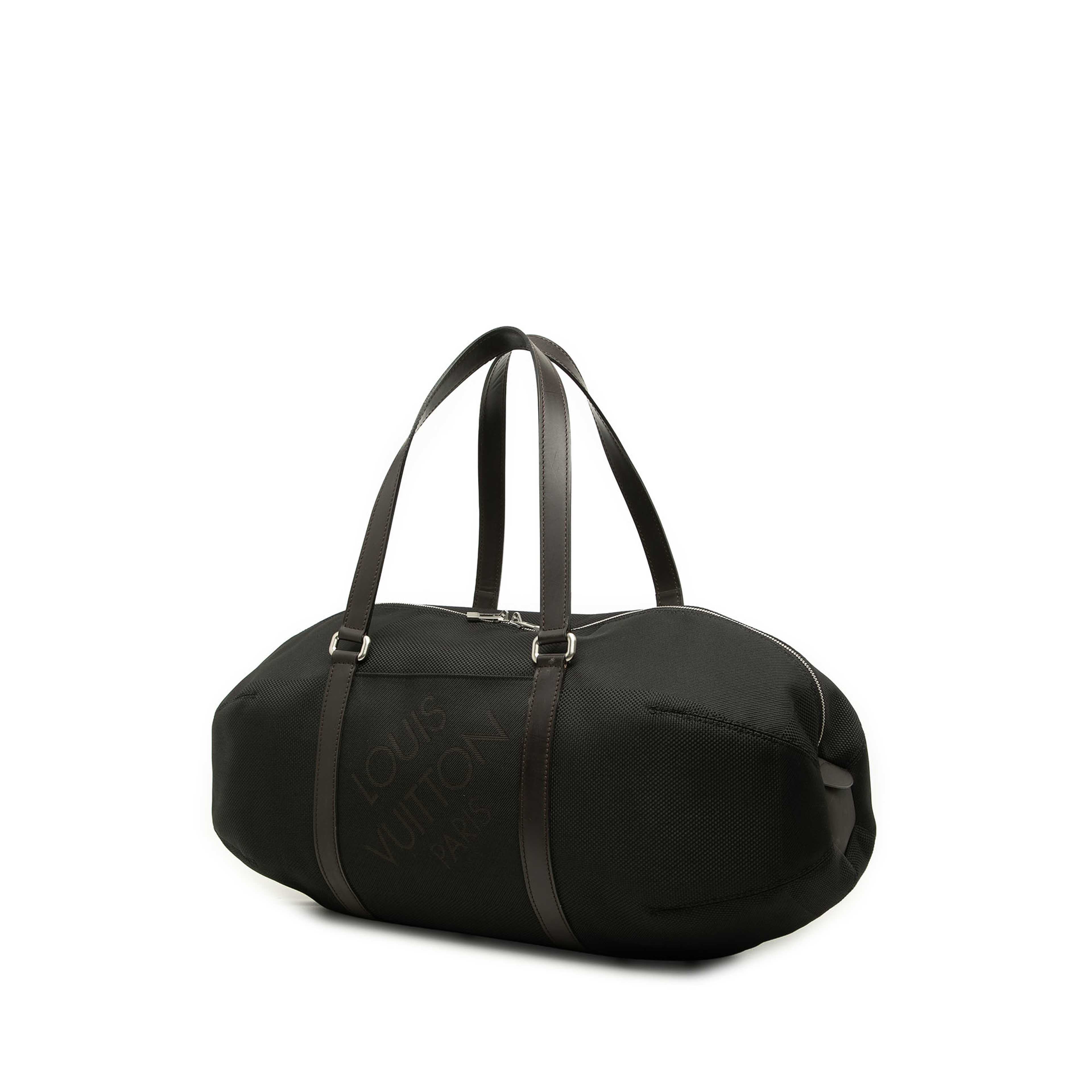Louis Vuitton Damier Geant Attaquant, från Luxclusif, i färgen svart. Klicka för att öppna bilden i stort format