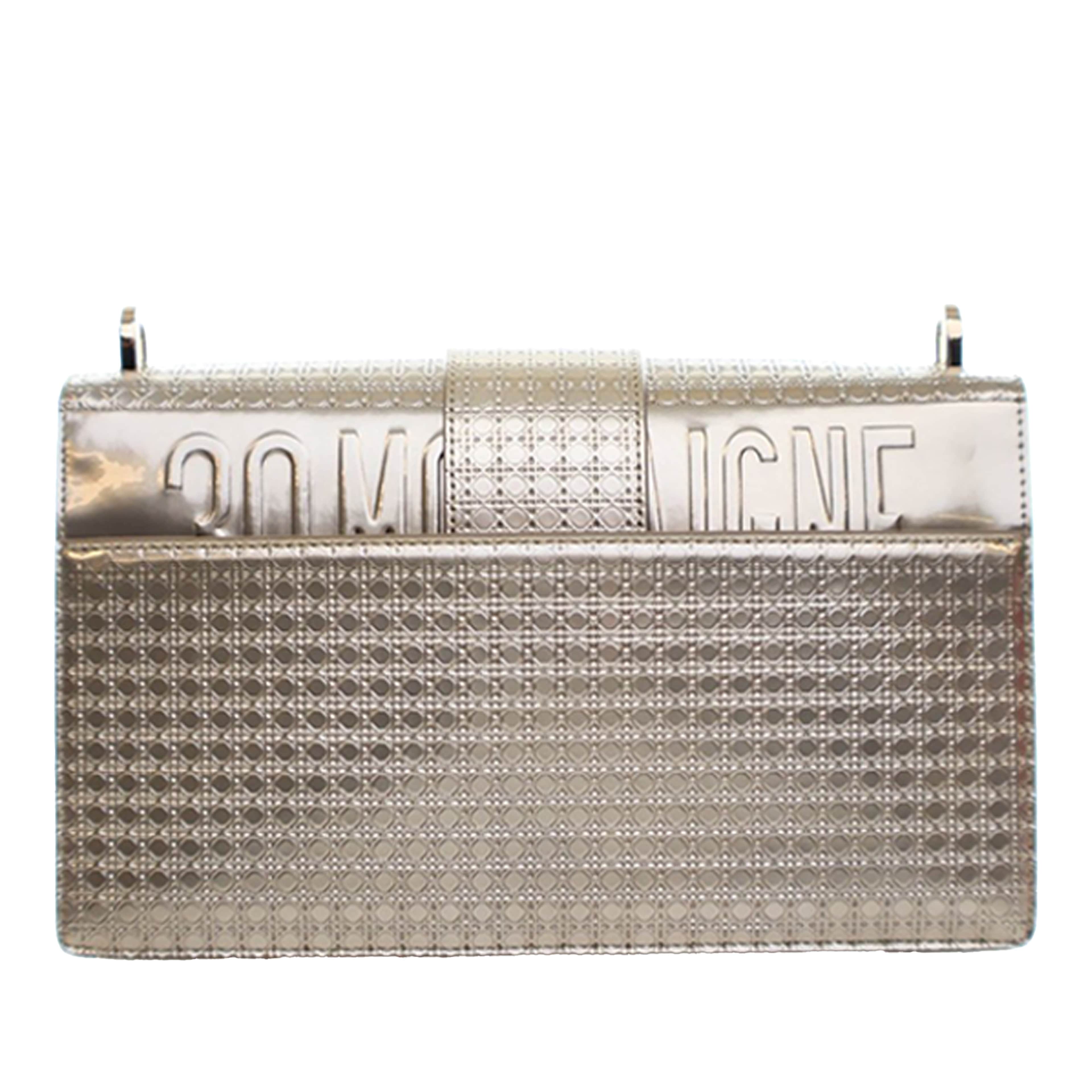 Dior Metallic Calfskin Microcannage 30 Montaigne Chain Flap, från Luxclusif, i färgen gold. Klicka för att öppna bilden i stort format