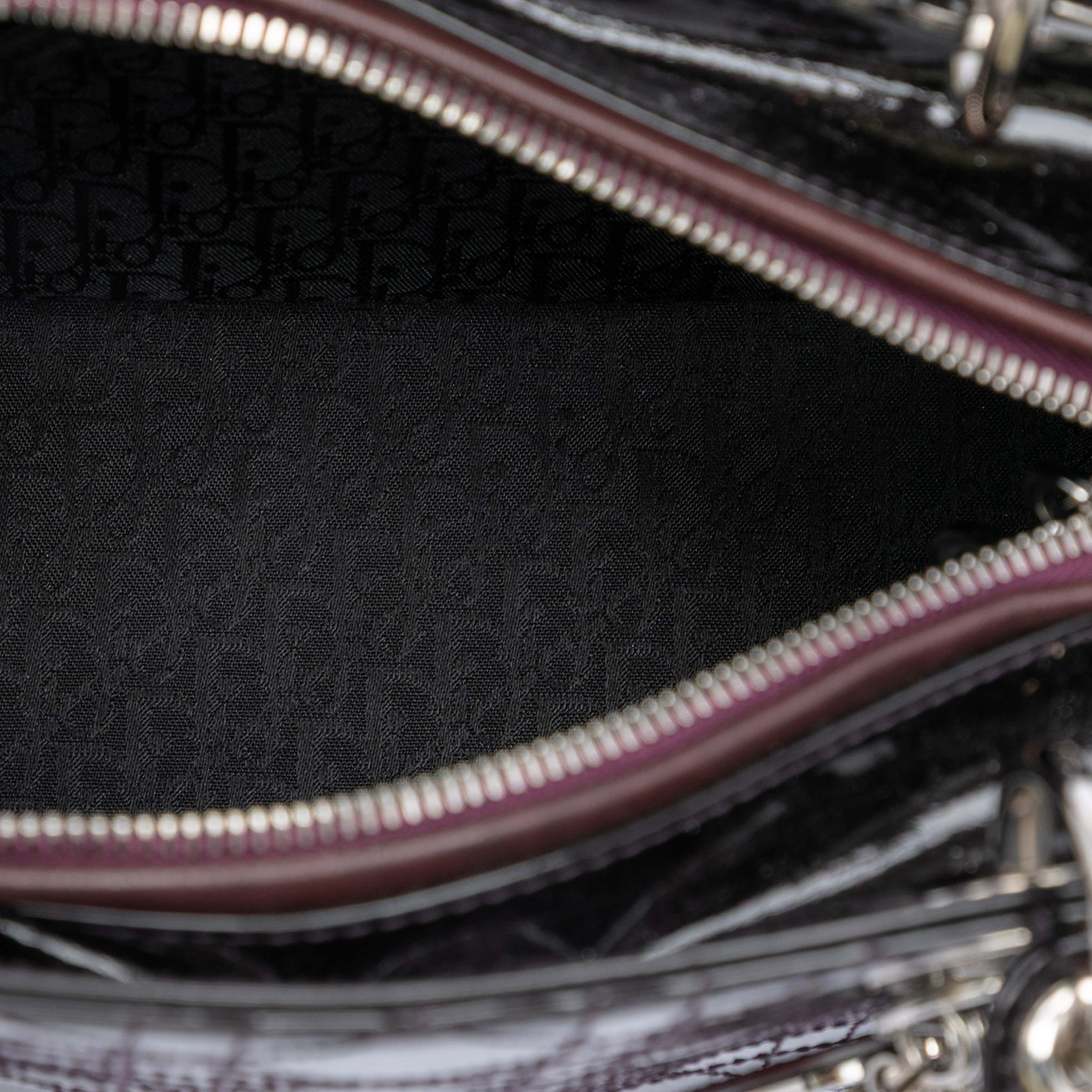 Dior Medium Patent Cannage Stitched Lady Dior, från Luxclusif, i färgen plum. Klicka för att öppna bilden i stort format