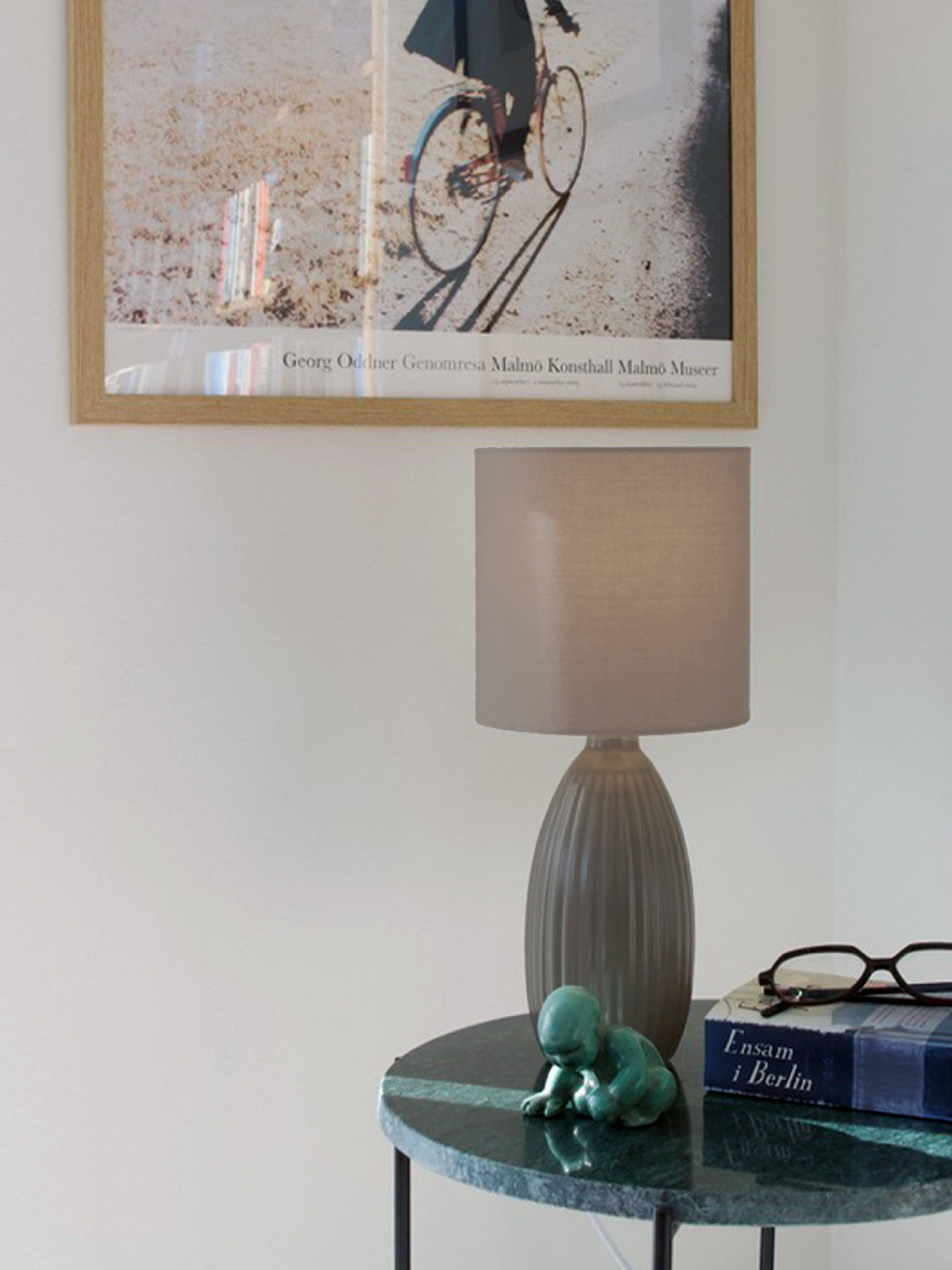 Uno Bordslampa, från PR Home, i färgen brown. Klicka för att öppna bilden i stort format
