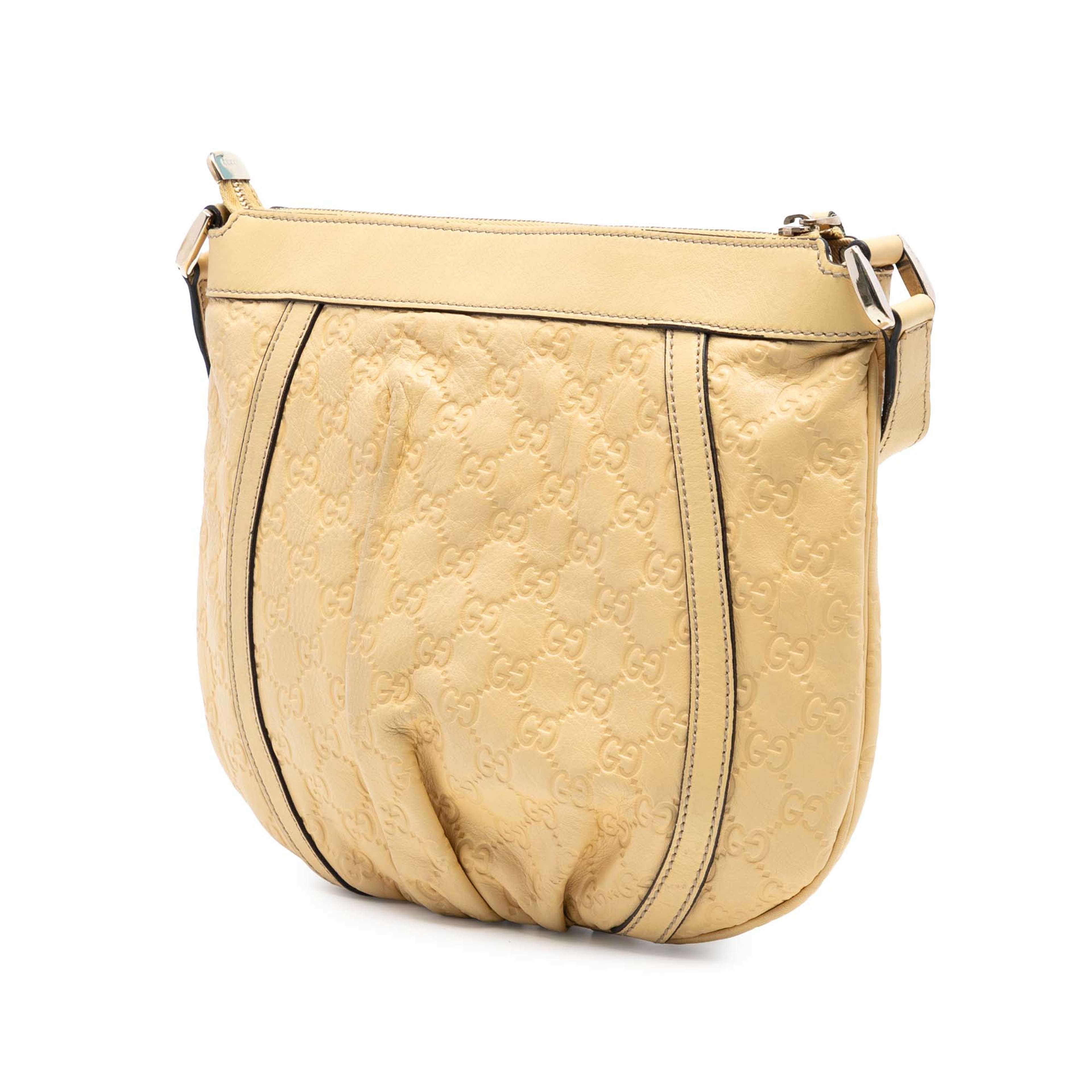 Gucci Guccissima Abbey D Ring Crossbody, från Luxclusif, i färgen beige. Klicka för att öppna bilden i stort format