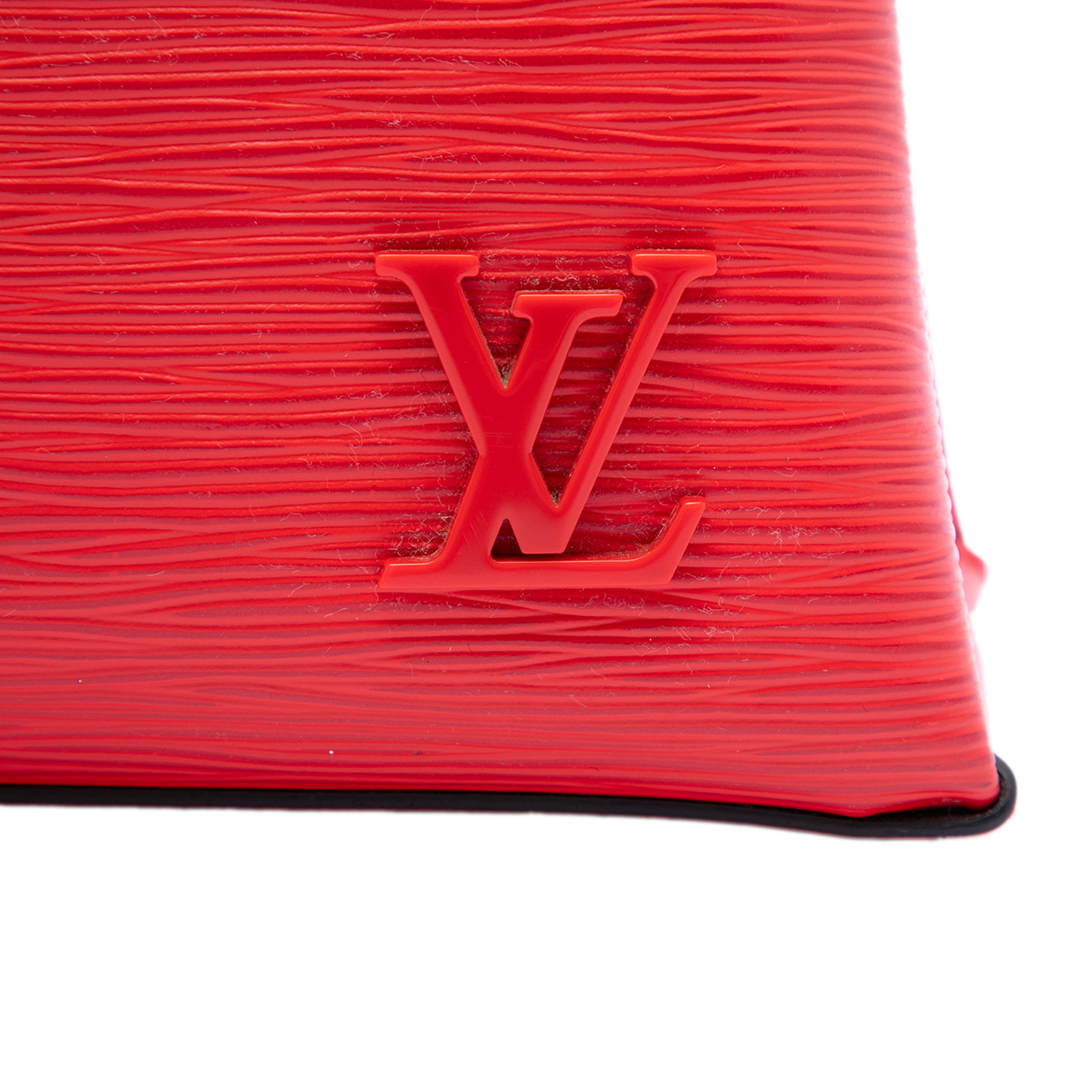 Louis Vuitton Epi Kleber Pm, från Luxclusif, i färgen röd. Klicka för att öppna bilden i stort format