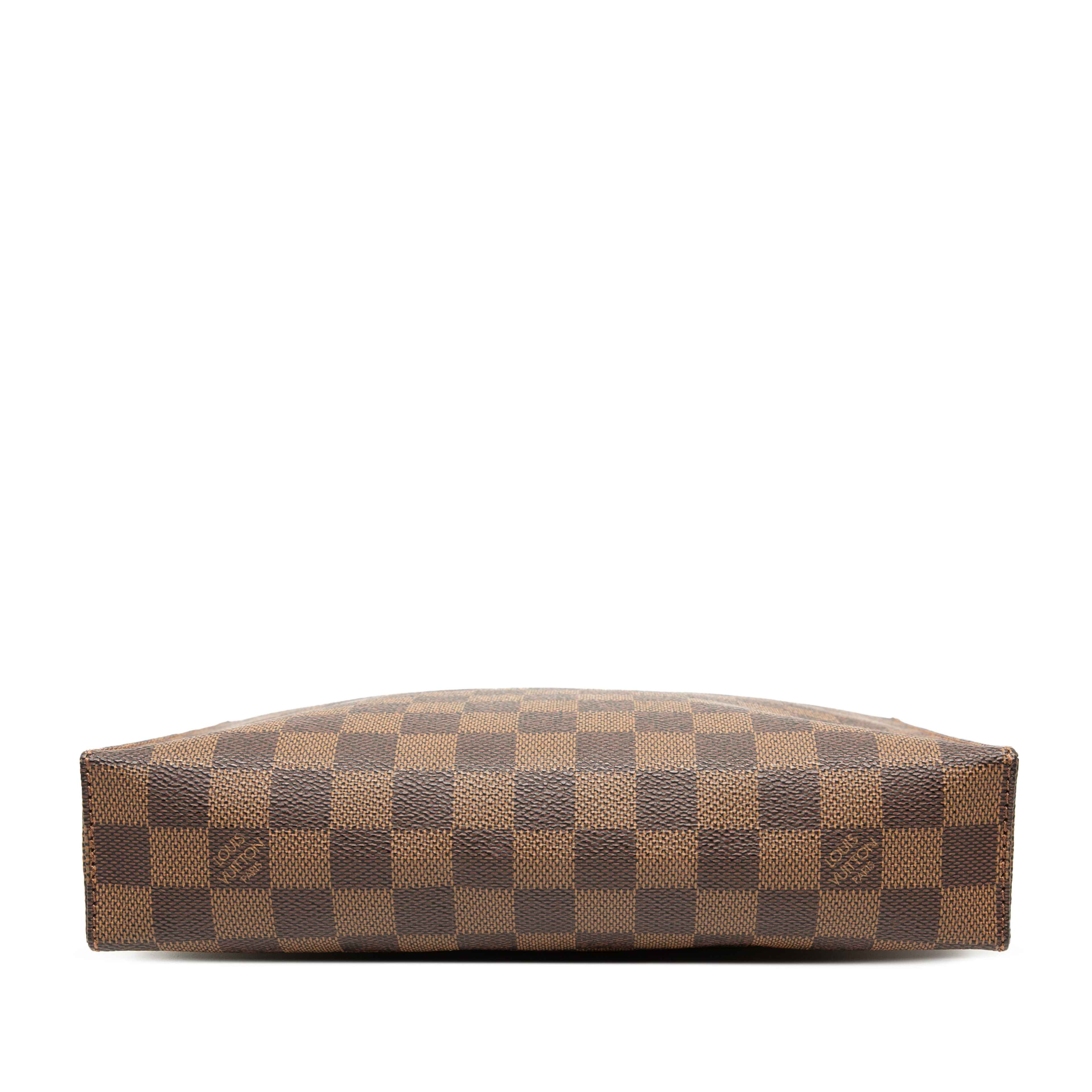 Louis Vuitton Damier Ebene Toiletry Pouch 26, från Luxclusif, i färgen brown. Klicka för att öppna bilden i stort format