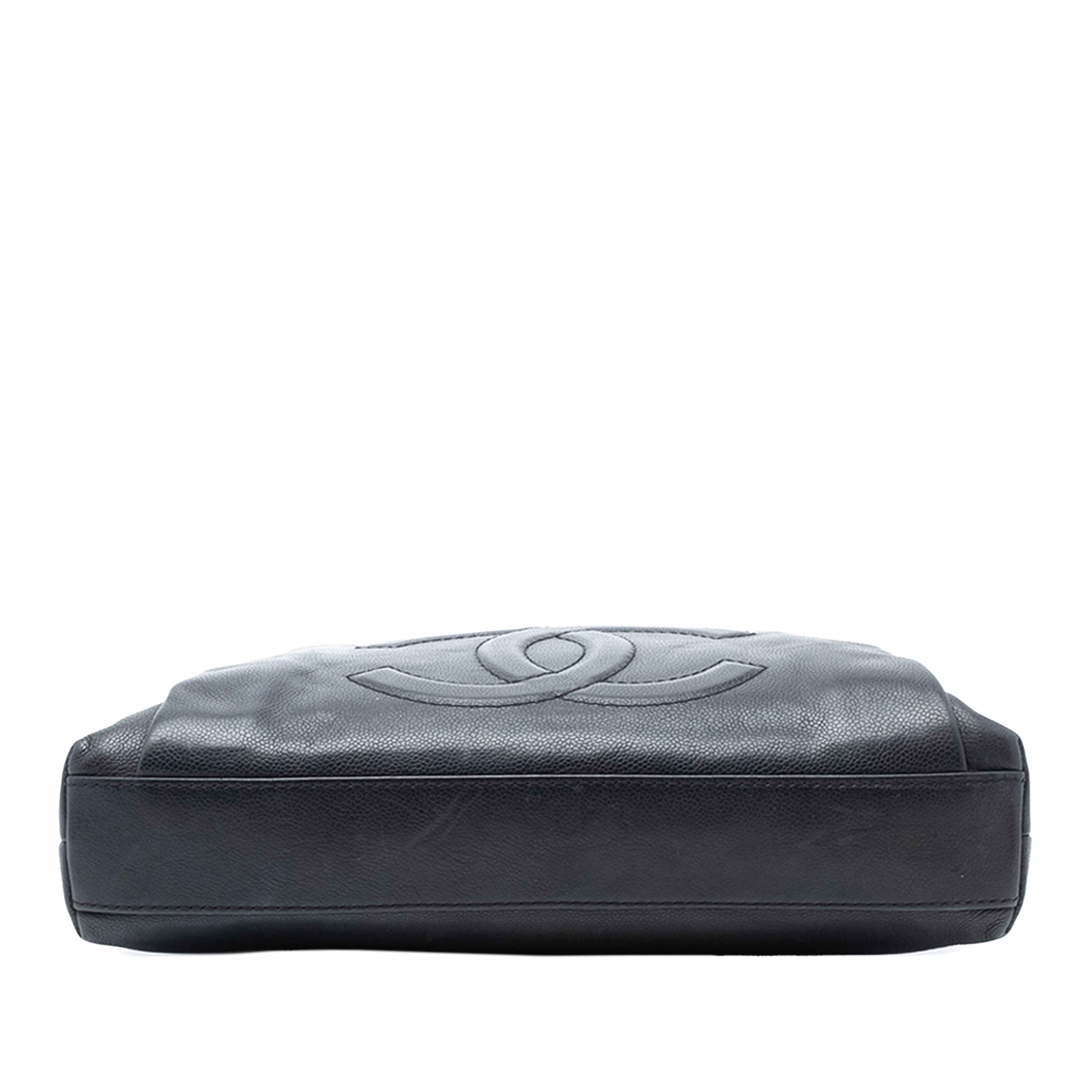 Chanel Cc Caviar Tuck Tote, från Luxclusif, i färgen black. Klicka för att öppna bilden i stort format