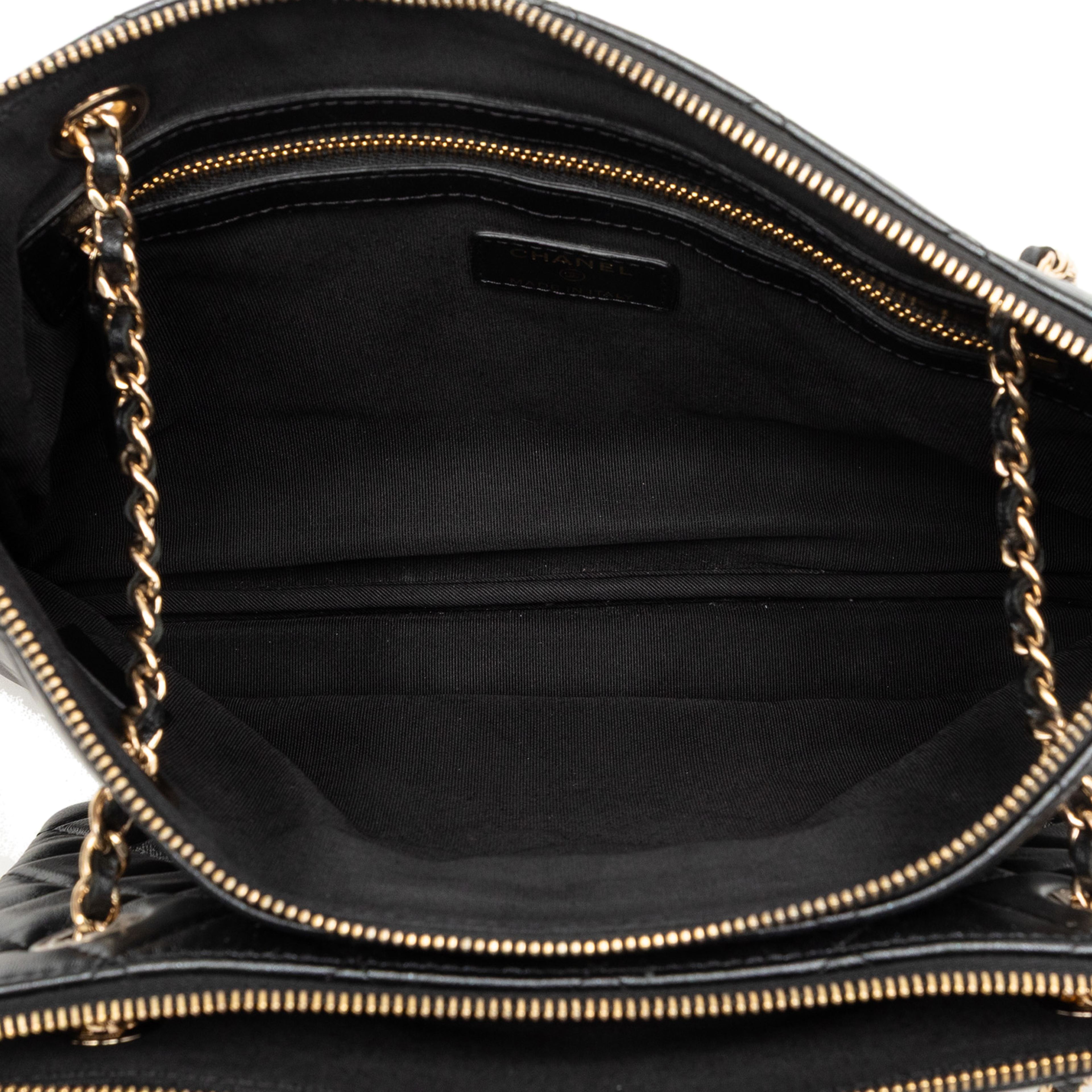 Chanel Cc Quilted Lambskin Double Zip Crossbody, från Luxclusif, i färgen svart. Klicka för att öppna bilden i stort format