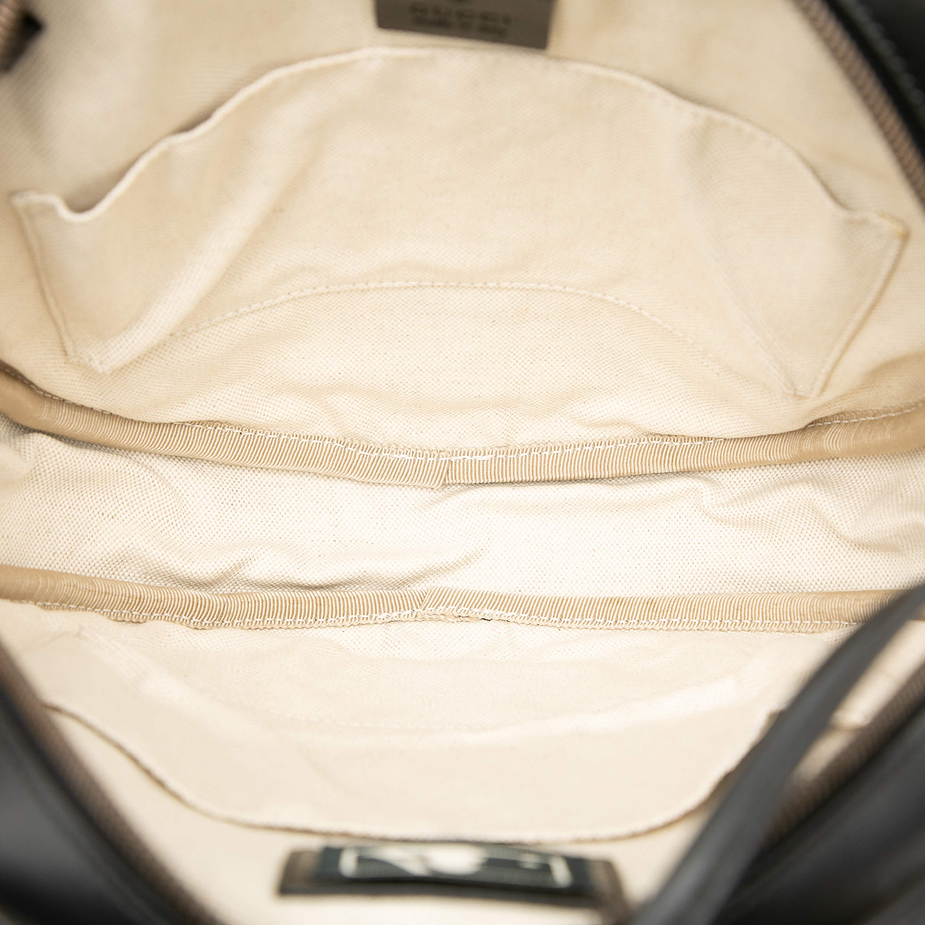 Gucci Mlb Leather La Angels Round Backpack, från Luxclusif, i färgen black. Klicka för att öppna bilden i stort format