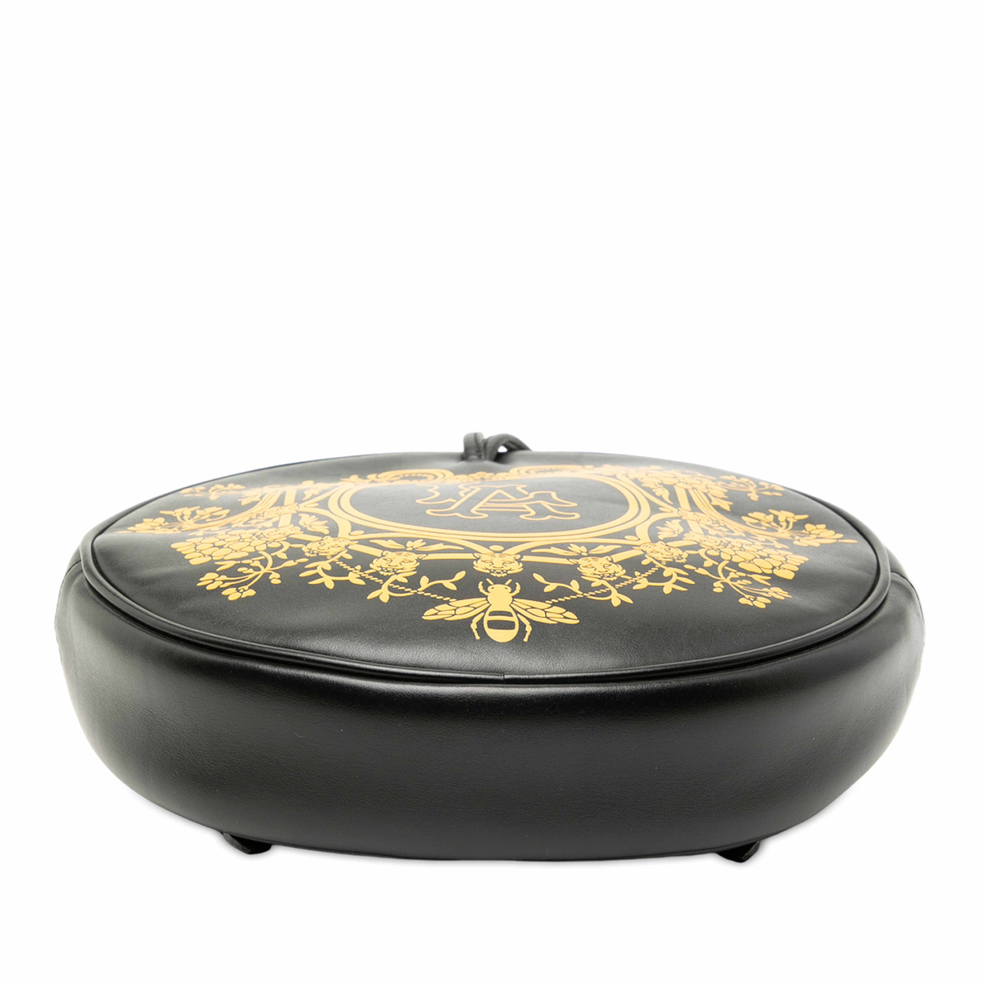 Gucci Mlb Leather La Angels Round Backpack, från Luxclusif, i färgen black. Klicka för att öppna bilden i stort format