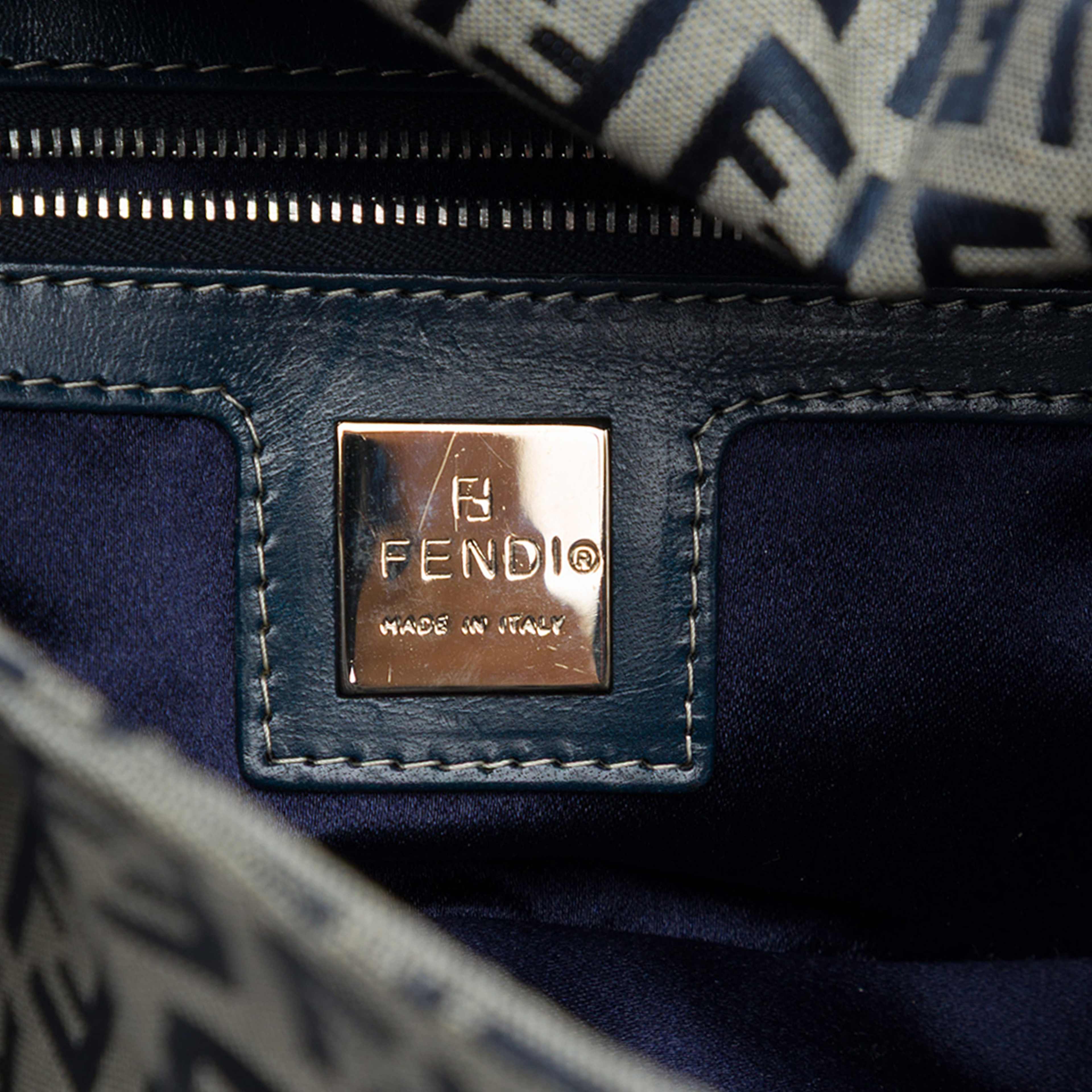 Fendi Zucchino Double Flap Slhoulder Bag, från Luxclusif, i färgen grå. Klicka för att öppna bilden i stort format