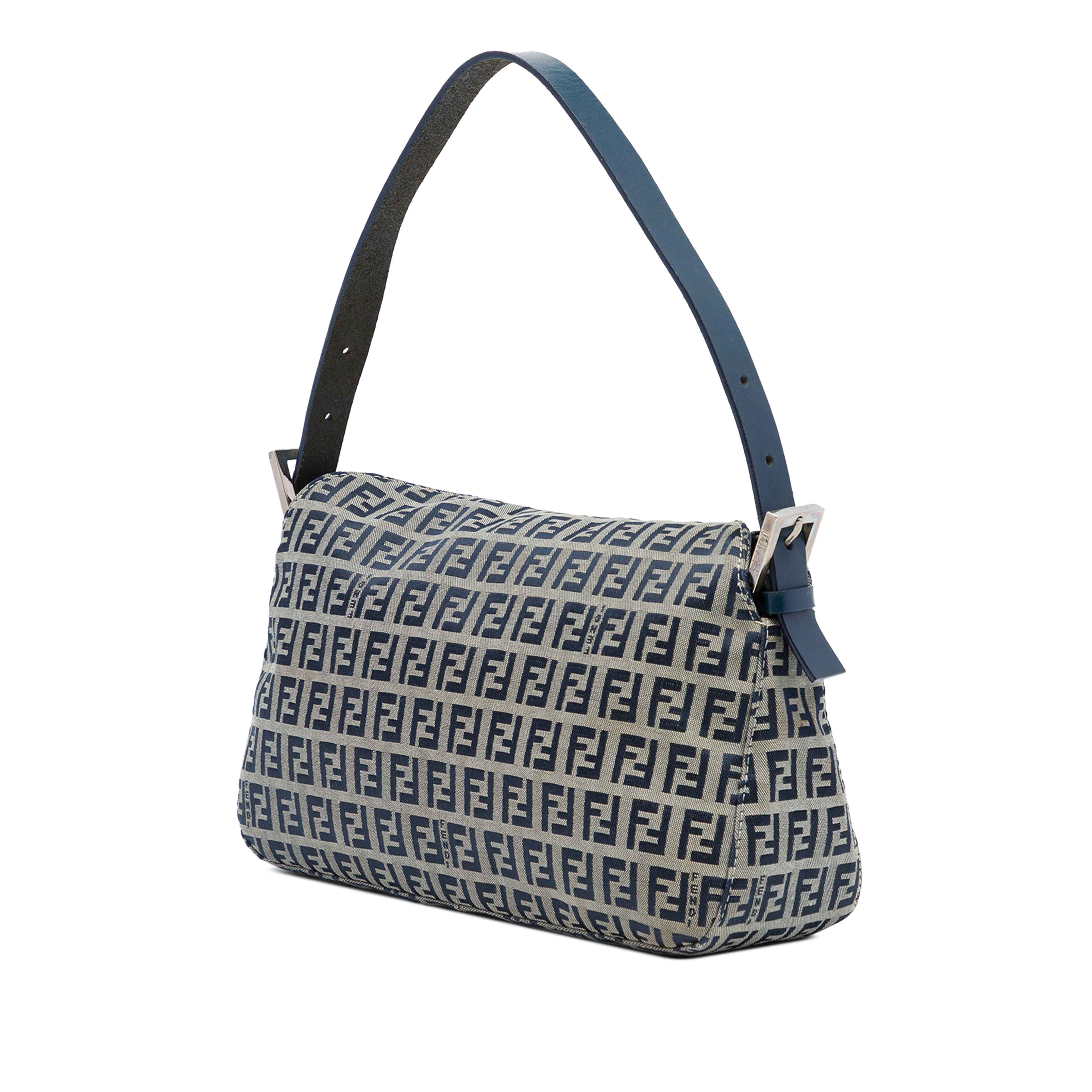 Fendi Zucchino Double Flap Slhoulder Bag, från Luxclusif, i färgen grå. Klicka för att öppna bilden i stort format