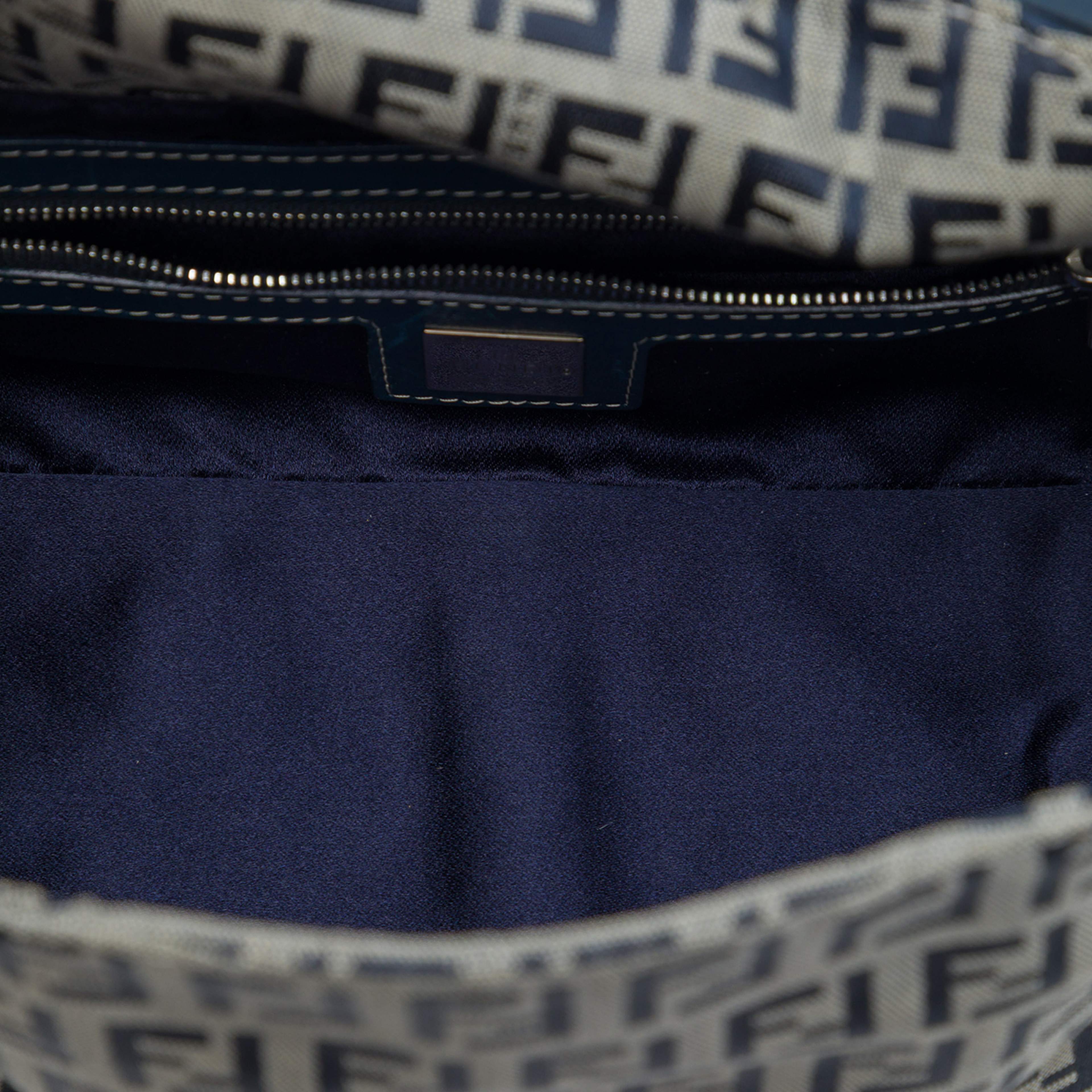Fendi Zucchino Double Flap Slhoulder Bag, från Luxclusif, i färgen grå. Klicka för att öppna bilden i stort format