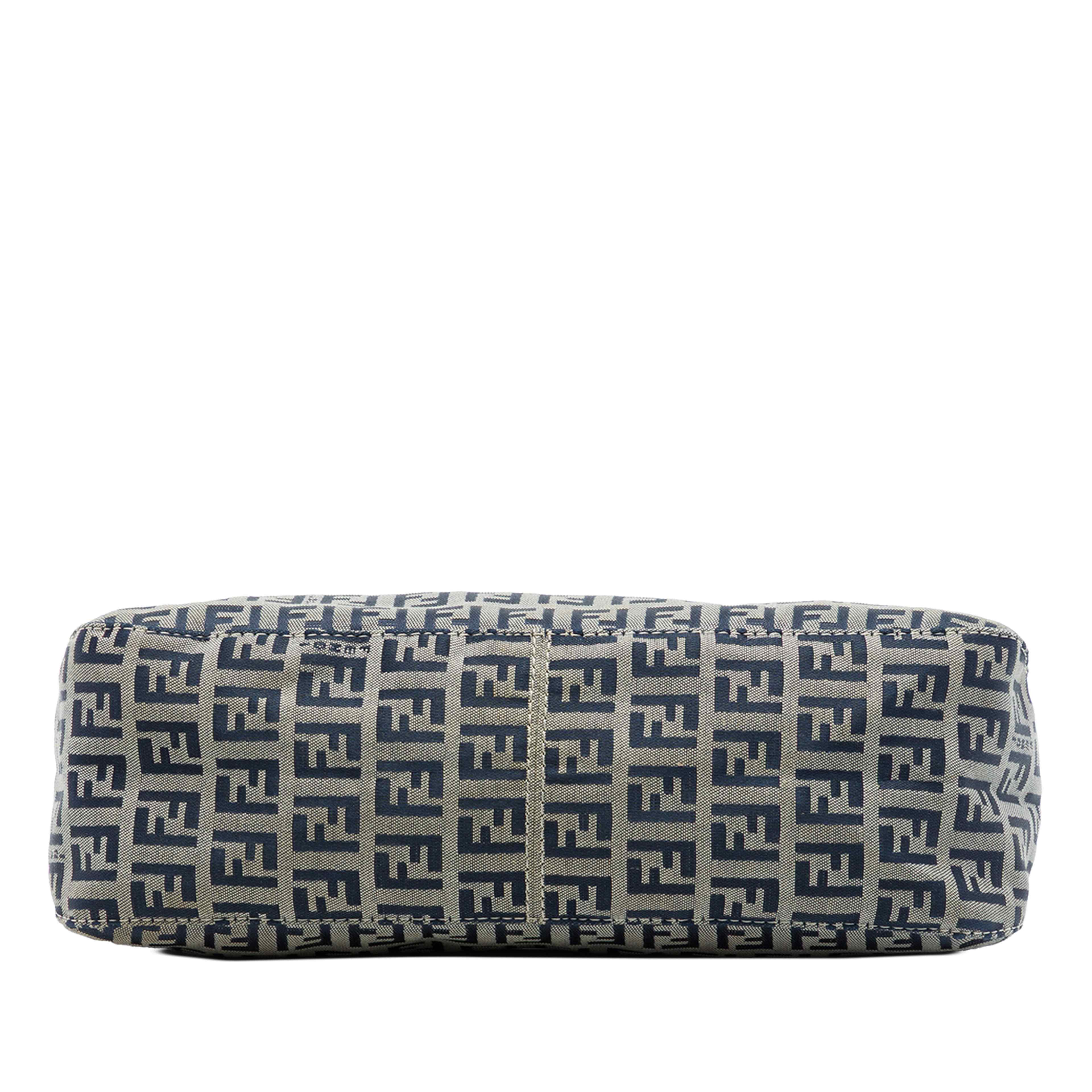 Fendi Zucchino Double Flap Slhoulder Bag, från Luxclusif, i färgen grå. Klicka för att öppna bilden i stort format
