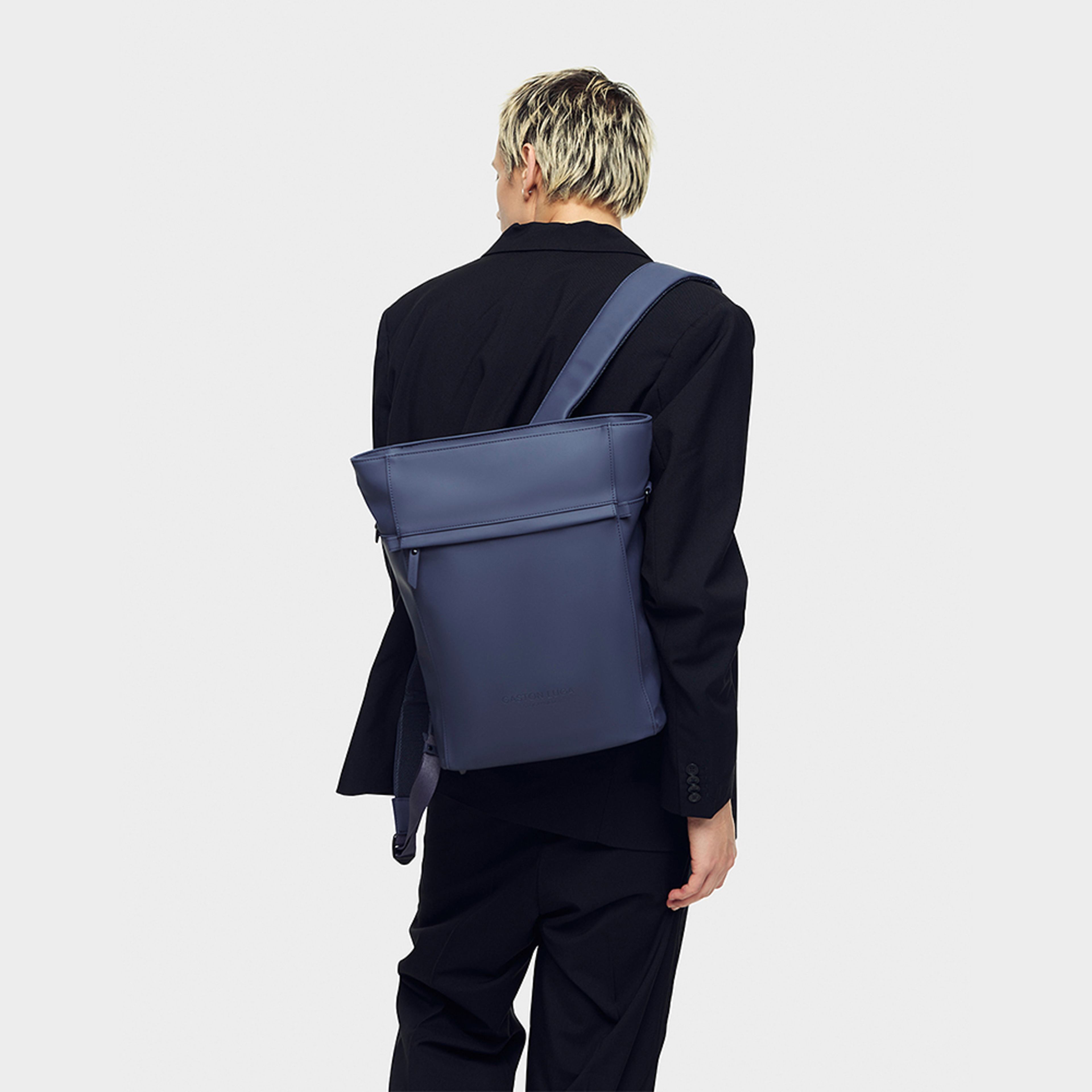 Tåte, från Gaston Luga, i färgen dark blue. Klicka för att öppna bilden i stort format