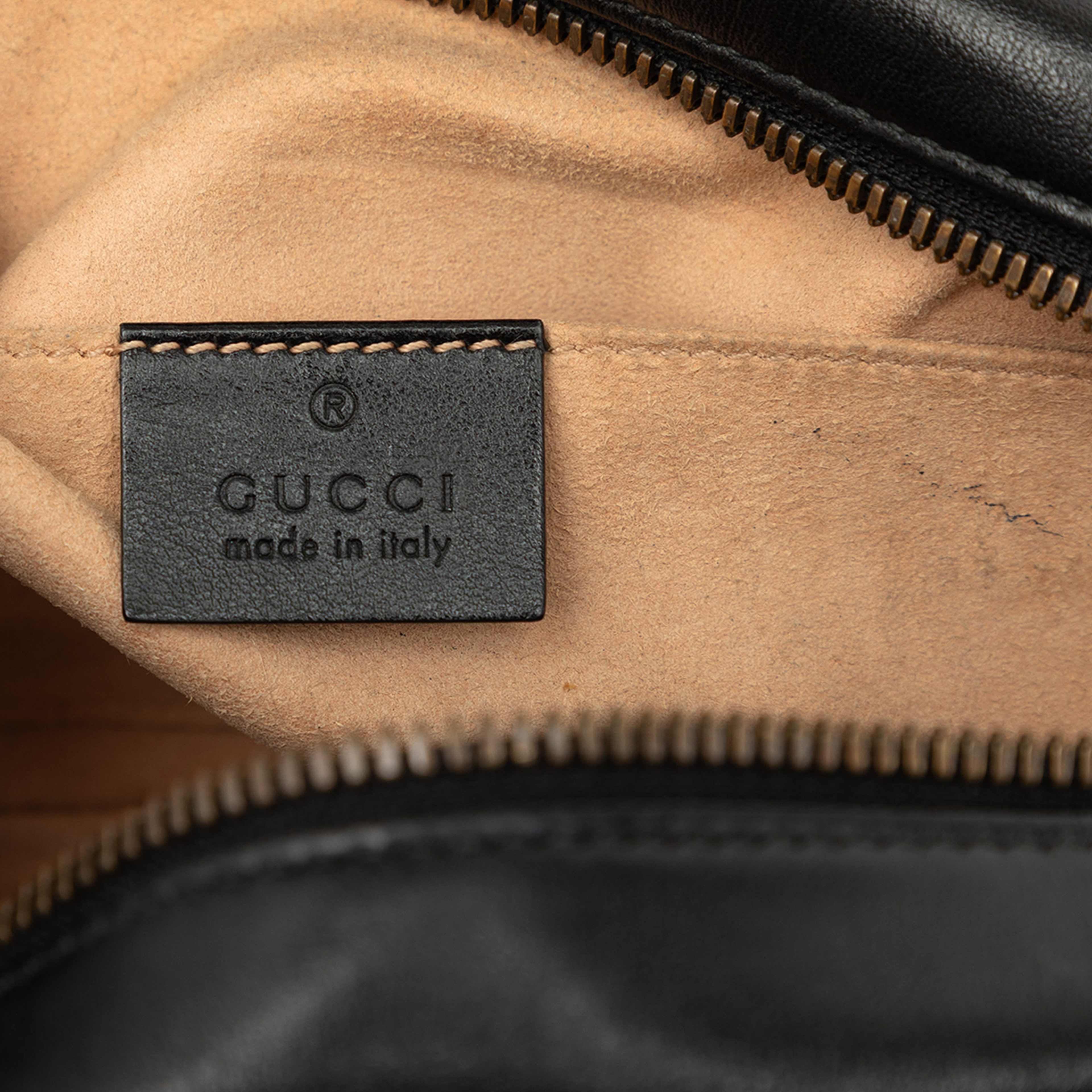 Gucci Small Gg Marmont Matelasse Calfskin Crossbody, från Luxclusif, i färgen svart. Klicka för att öppna bilden i stort format