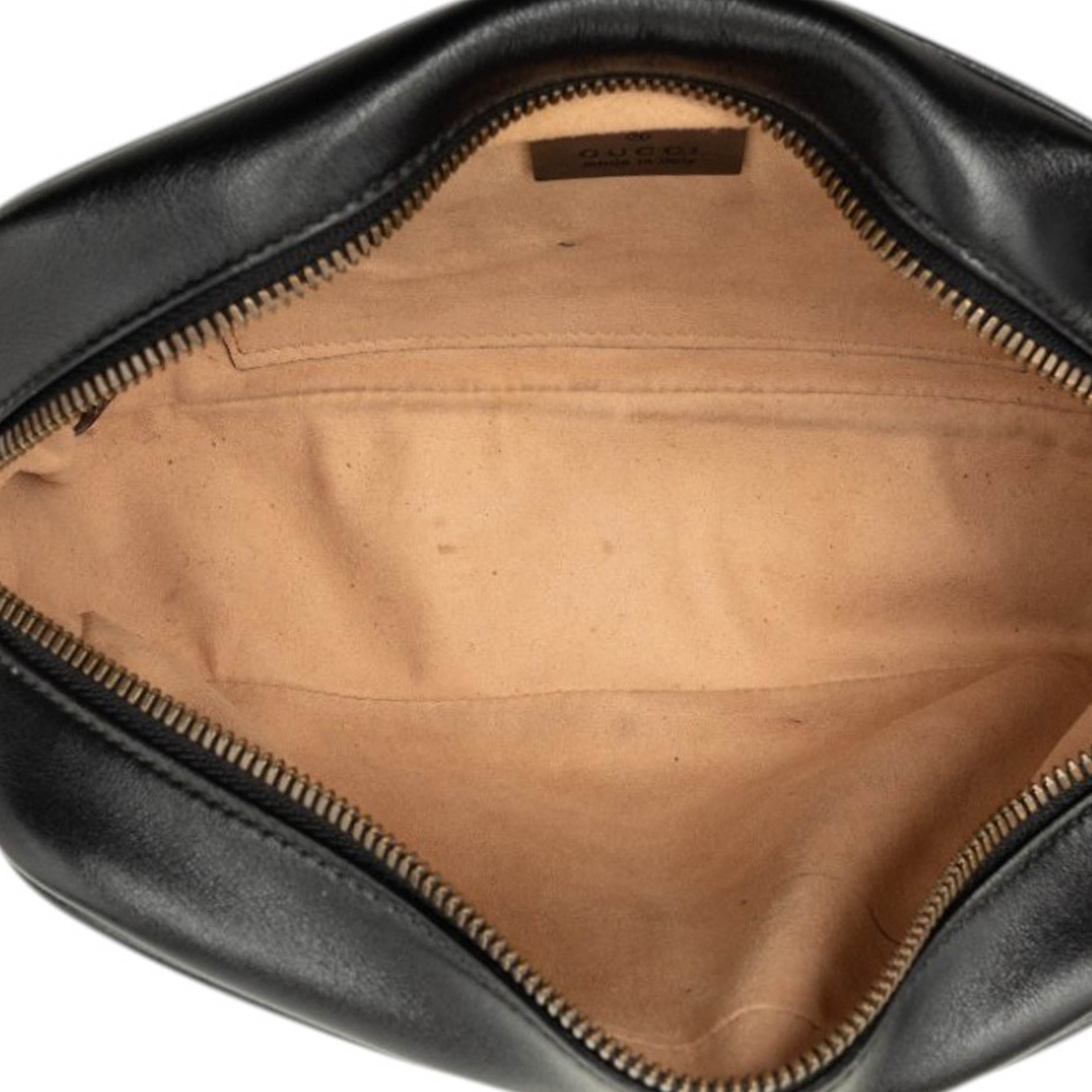 Gucci Small Gg Marmont Matelasse Calfskin Crossbody, från Luxclusif, i färgen svart. Klicka för att öppna bilden i stort format