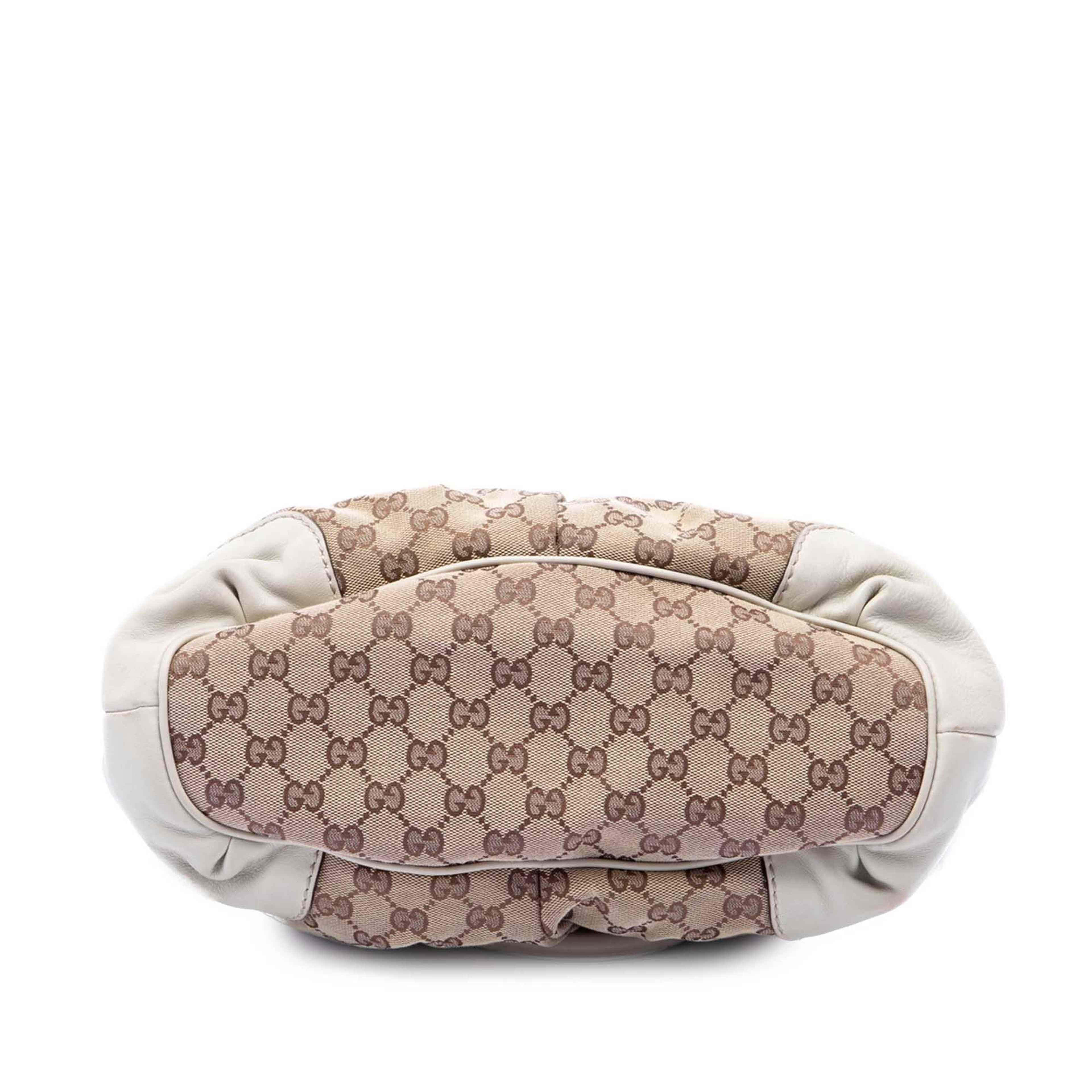 Gucci Gg Canvas Sukey Satchel, från Luxclusif, i färgen beige. Klicka för att öppna bilden i stort format