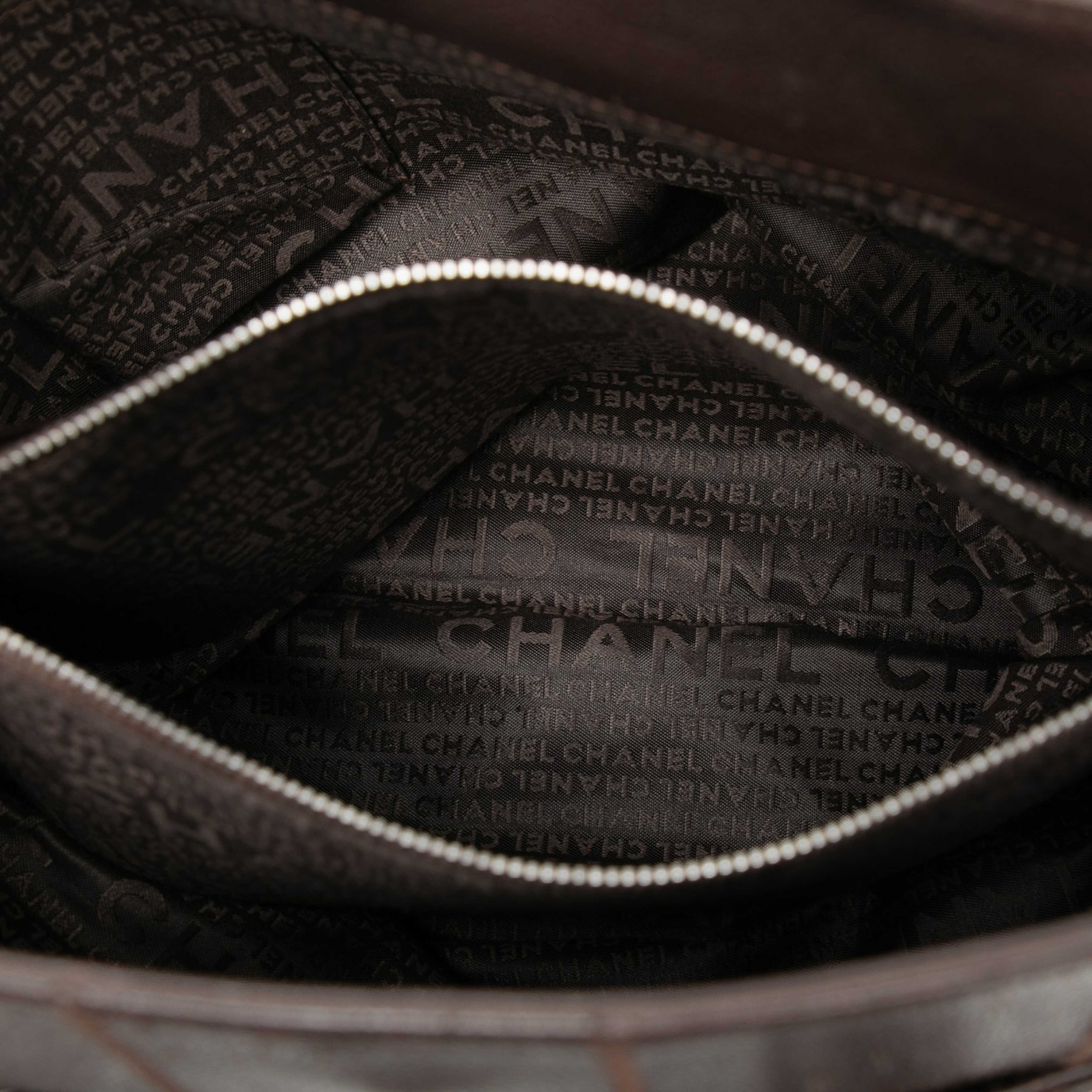 Chanel Chocolate Bar Stitched Caviar Tote, från Luxclusif, i färgen dark brown. Klicka för att öppna bilden i stort format