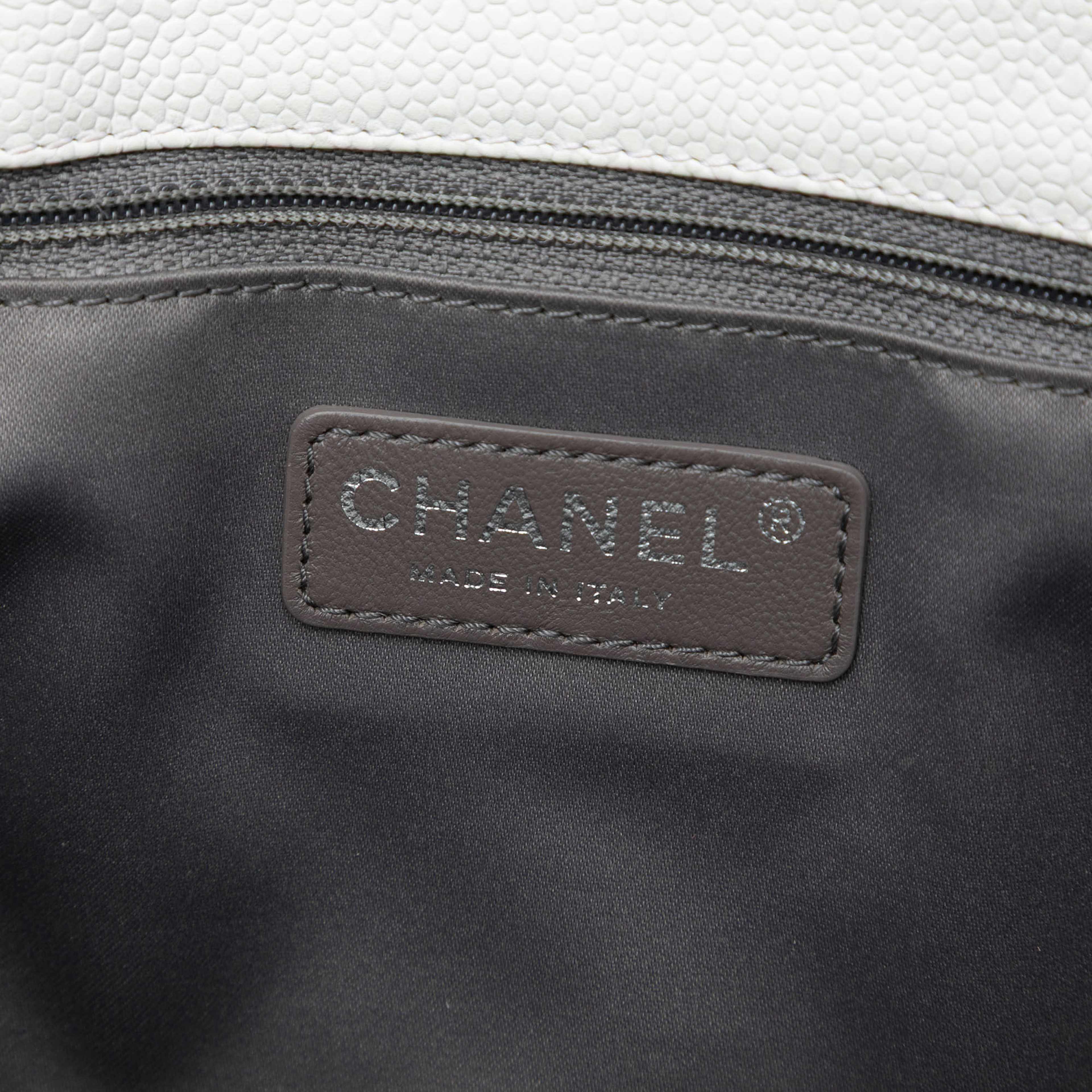Chanel Caviar Grand Shopping Tote, från Luxclusif, i färgen white. Klicka för att öppna bilden i stort format