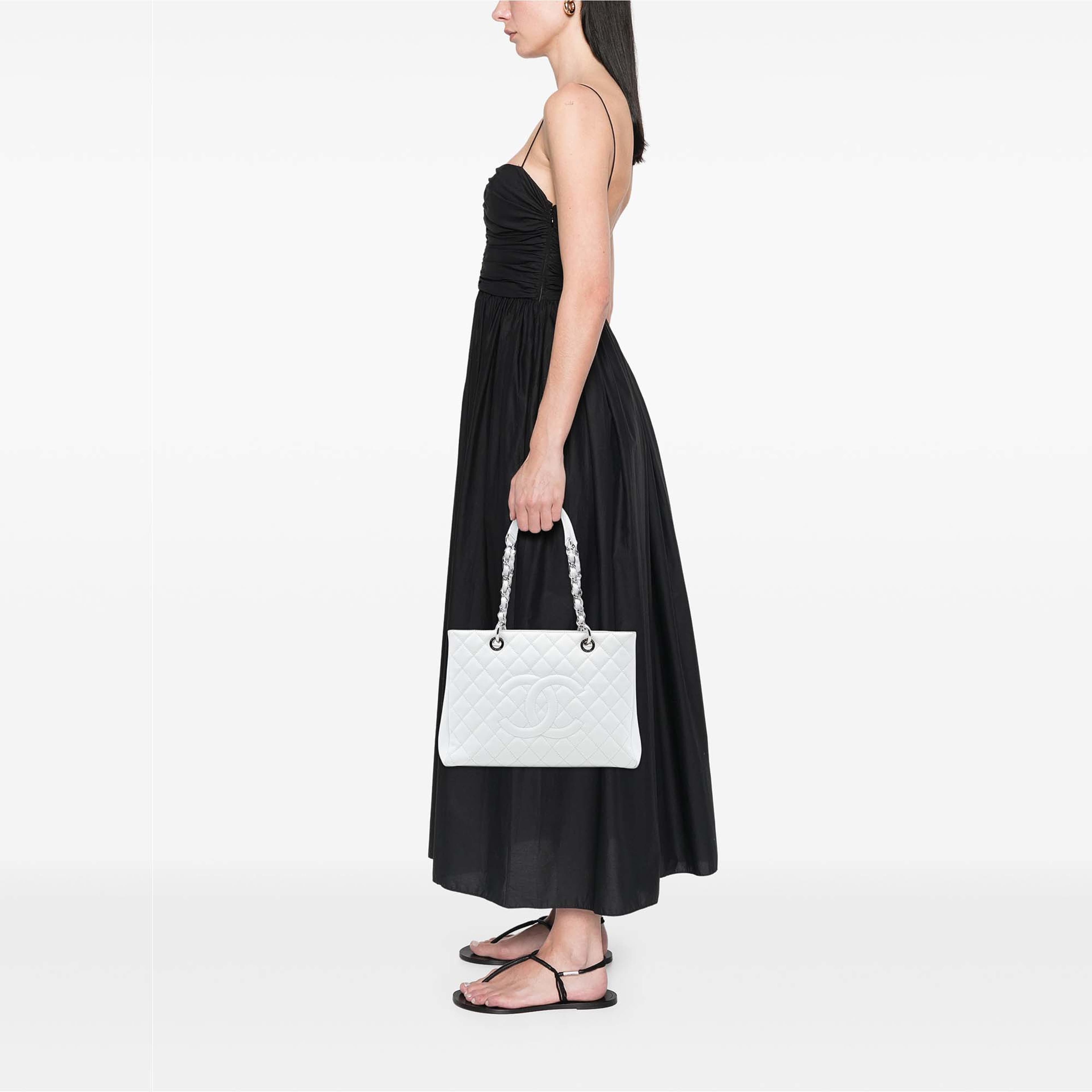 Chanel Caviar Grand Shopping Tote, från Luxclusif, i färgen vit. Klicka för att öppna bilden i stort format