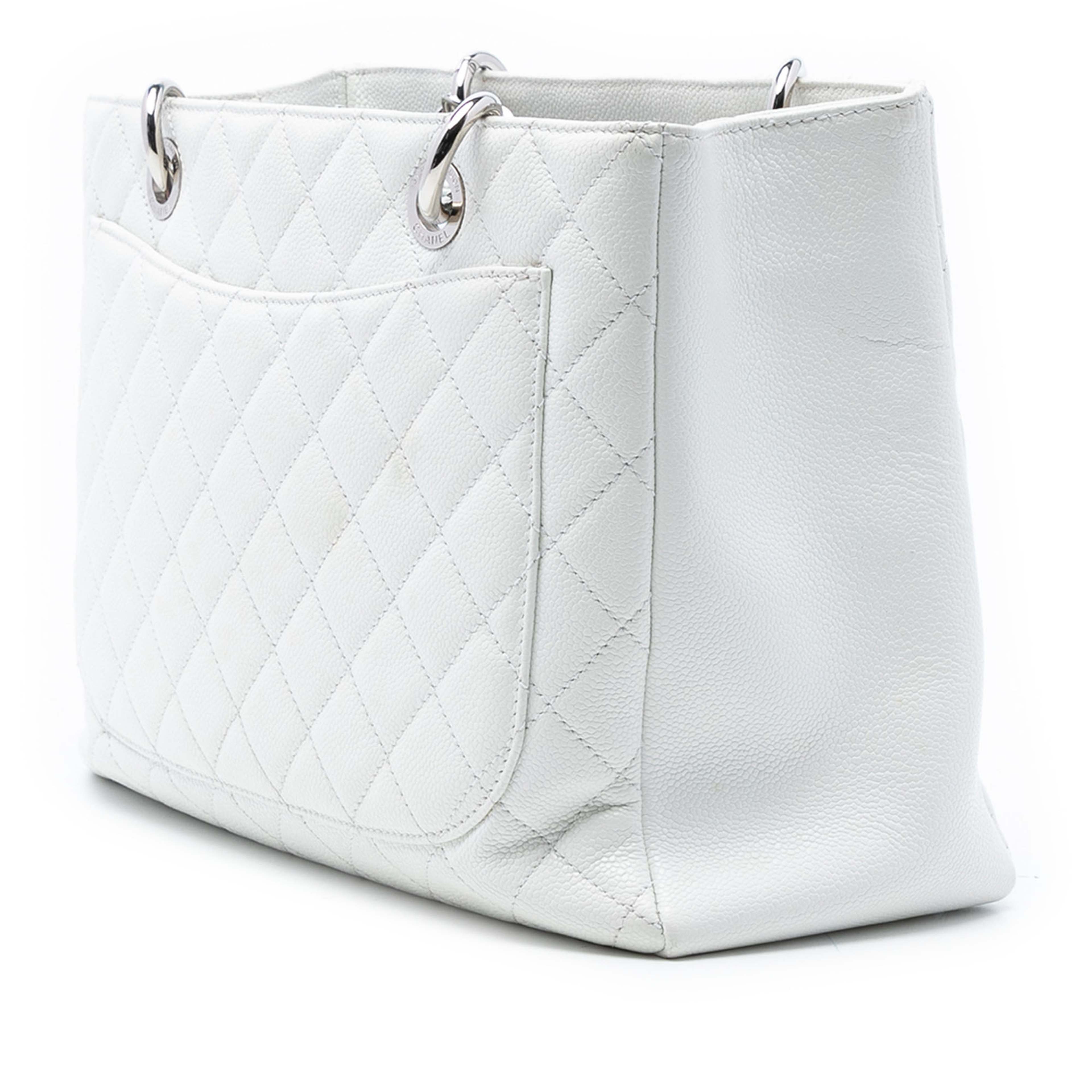 Chanel Caviar Grand Shopping Tote, från Luxclusif, i färgen white. Klicka för att öppna bilden i stort format