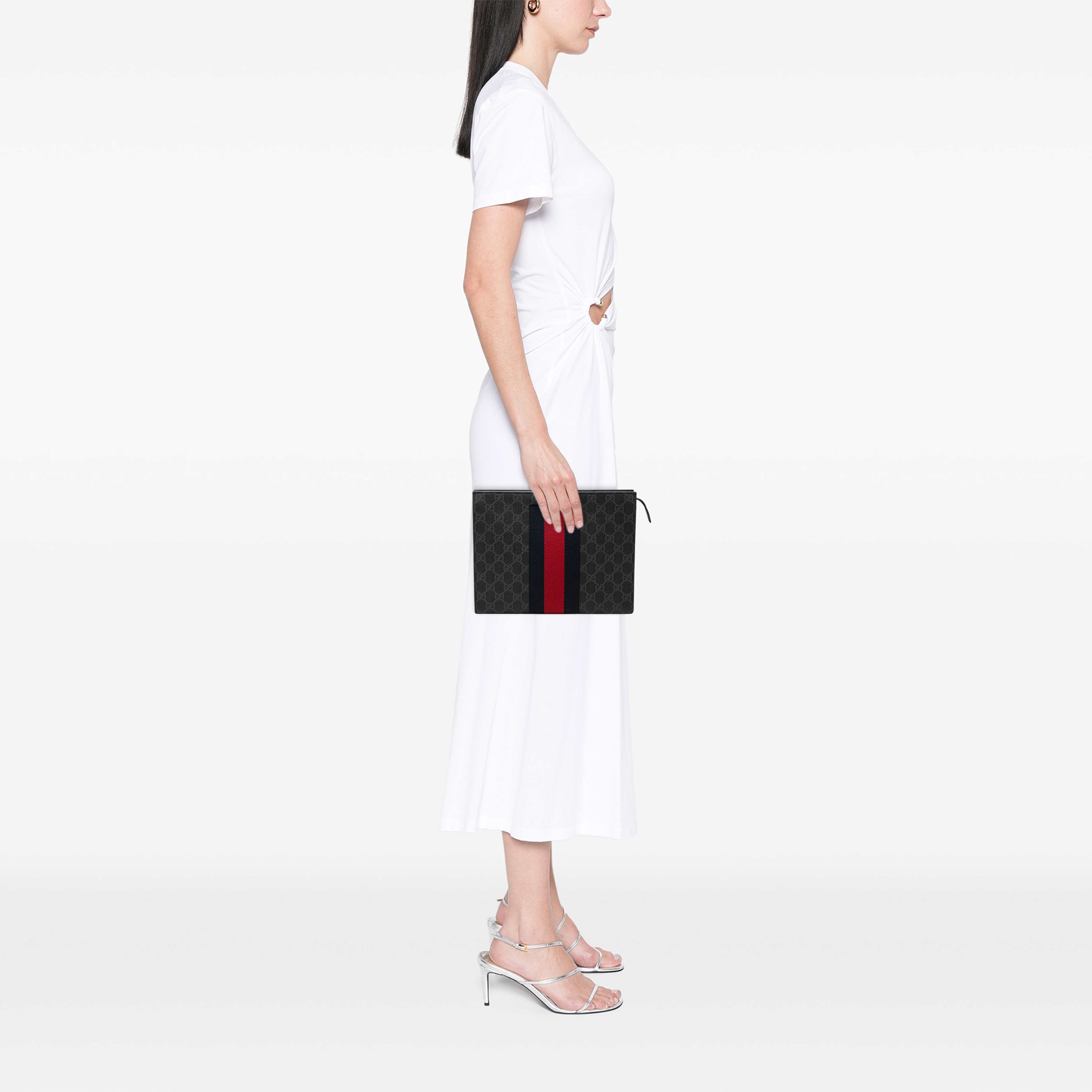 Gucci Gg Supreme Web Clutch, från Luxclusif, i färgen svart. Klicka för att öppna bilden i stort format