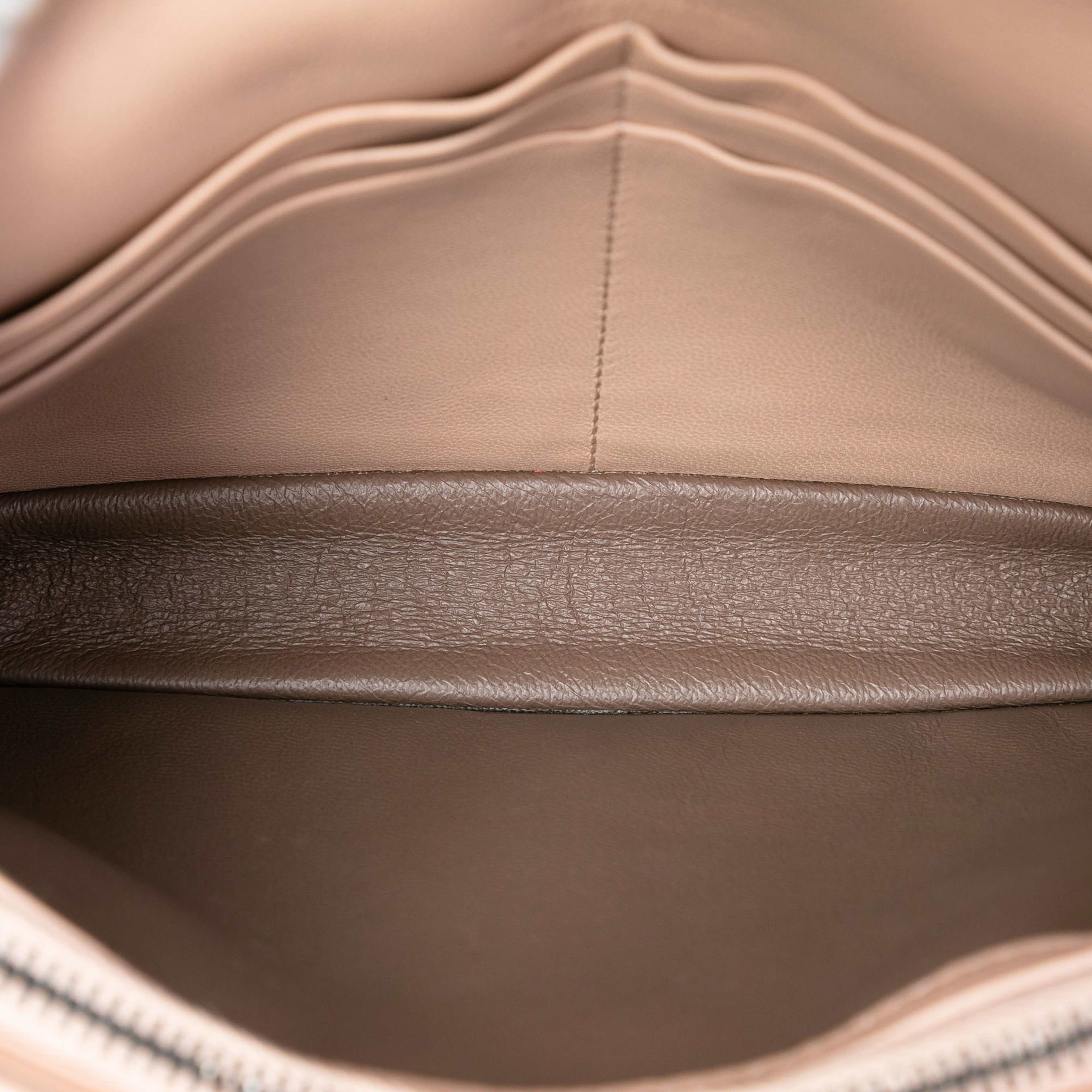 Bottega Veneta Nappa Intrecciato Wallet On Chain, från Luxclusif, i färgen mustard. Klicka för att öppna bilden i stort format