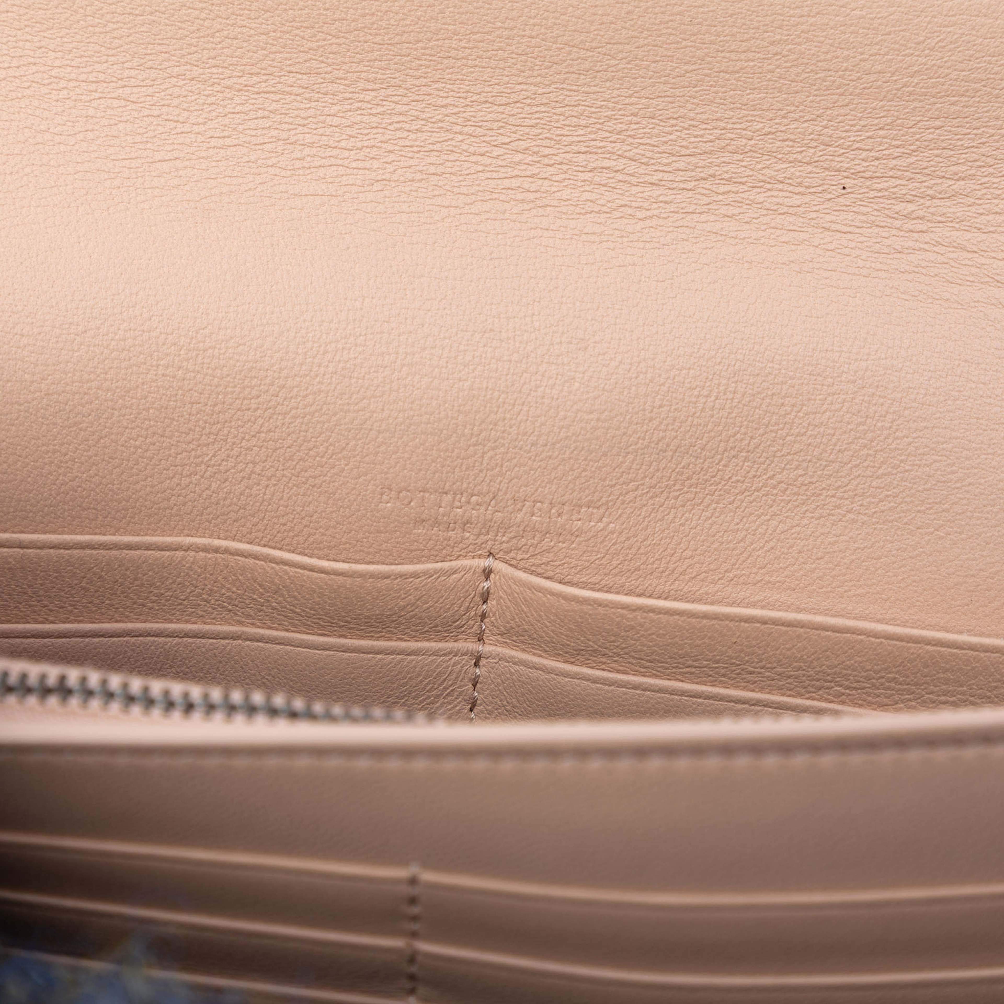 Bottega Veneta Nappa Intrecciato Wallet On Chain, från Luxclusif, i färgen mustard. Klicka för att öppna bilden i stort format