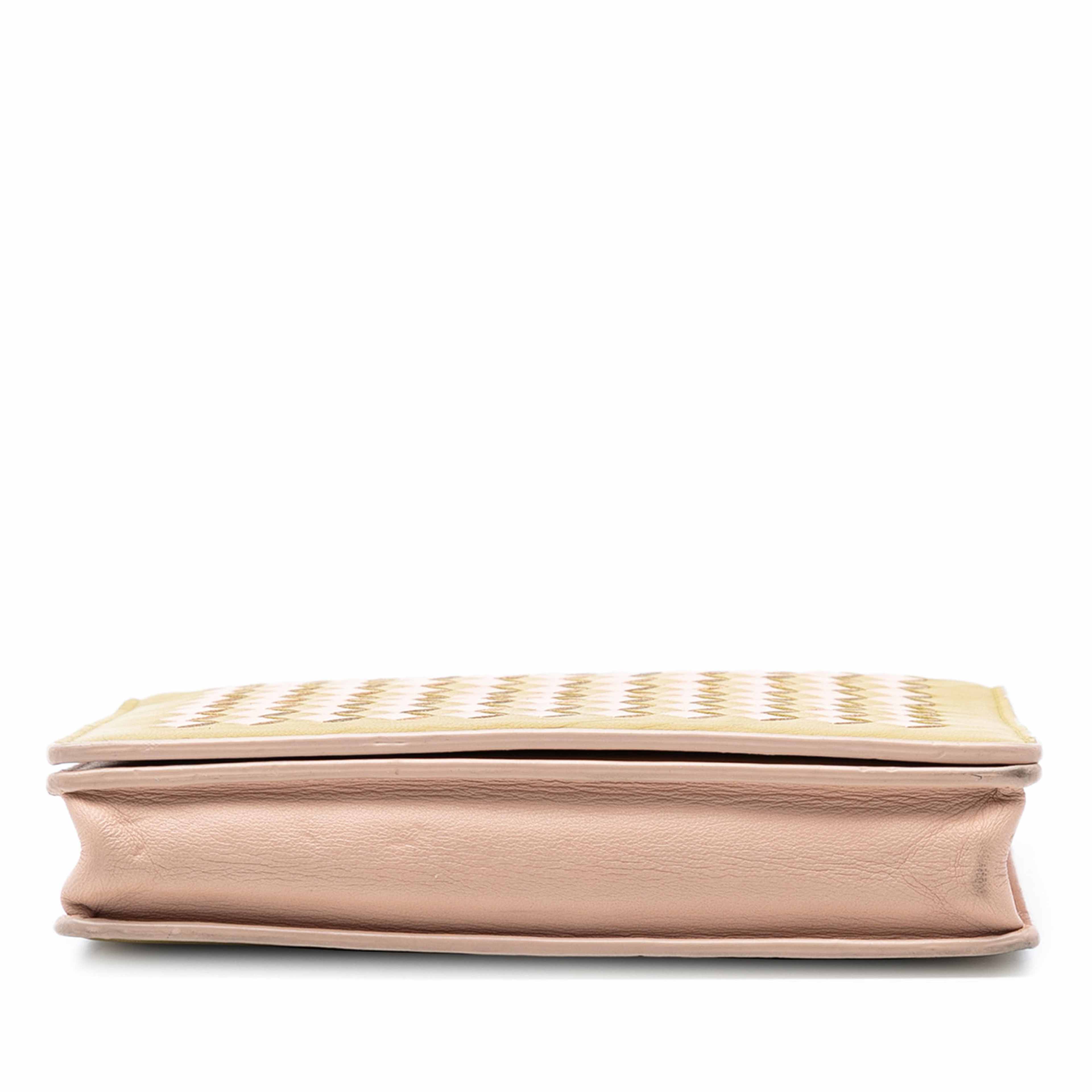 Bottega Veneta Nappa Intrecciato Wallet On Chain, från Luxclusif, i färgen gul. Klicka för att öppna bilden i stort format