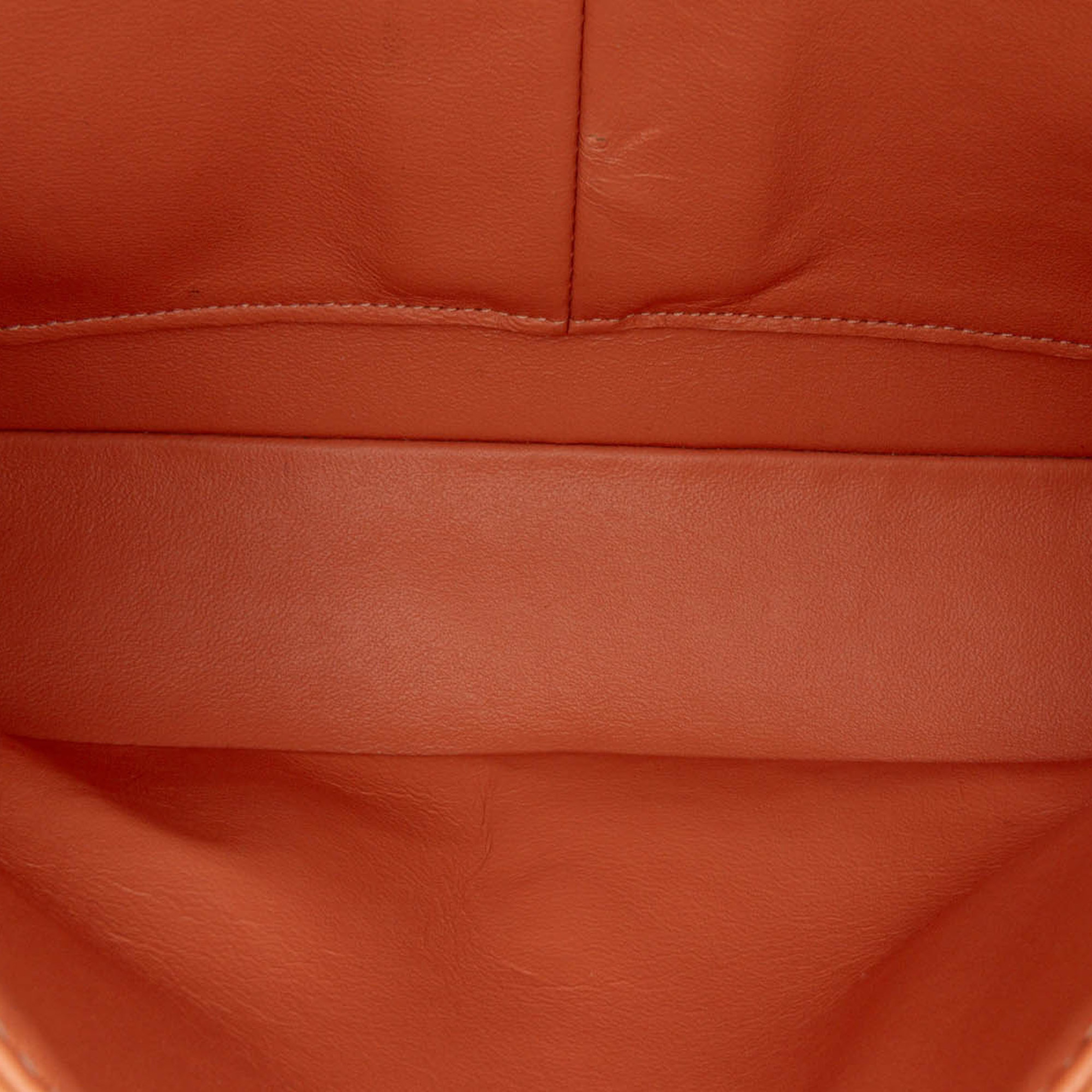 Chanel Medium Classic Caviar Double Flap, från Luxclusif, i färgen peach. Klicka för att öppna bilden i stort format