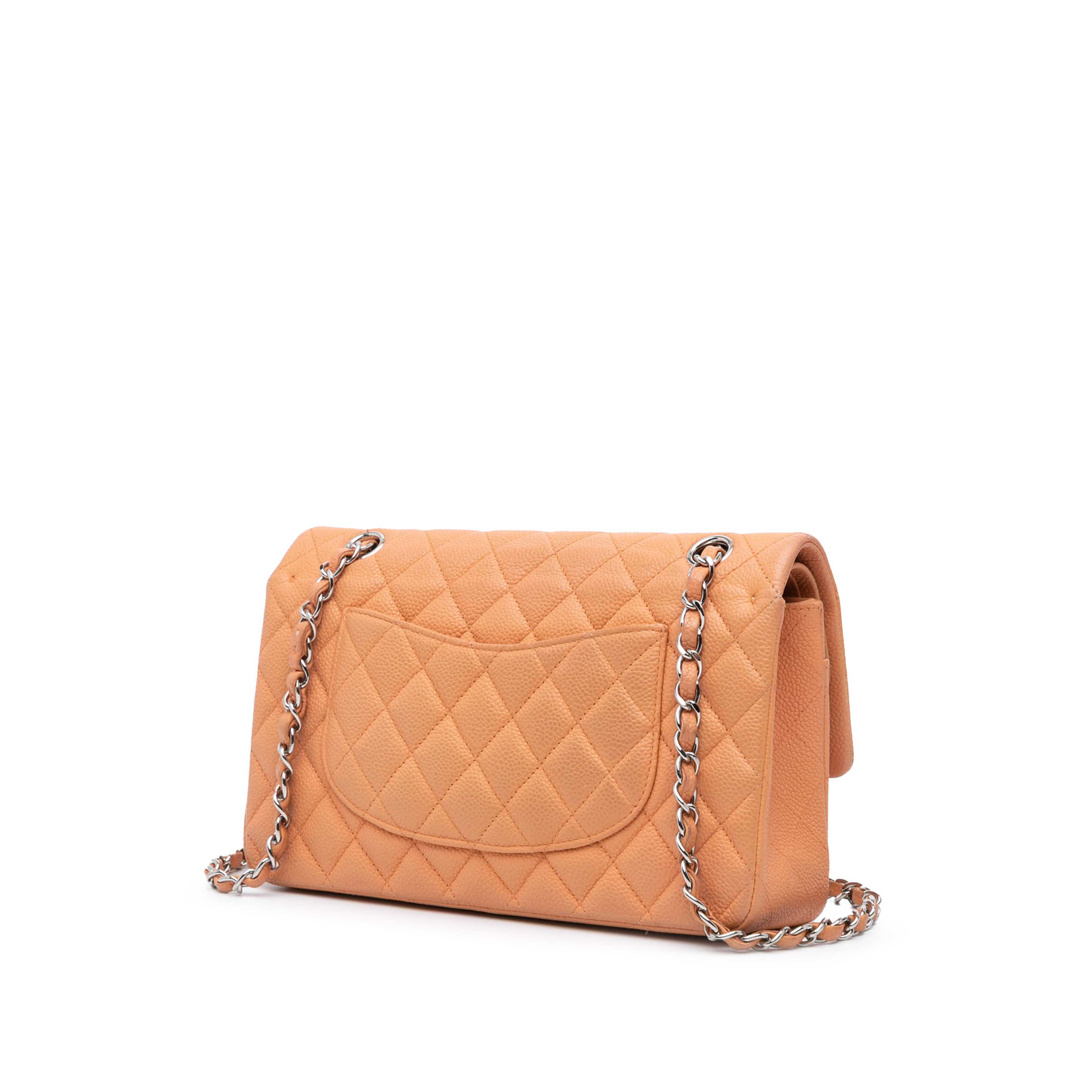 Chanel Medium Classic Caviar Double Flap, från Luxclusif, i färgen peach. Klicka för att öppna bilden i stort format
