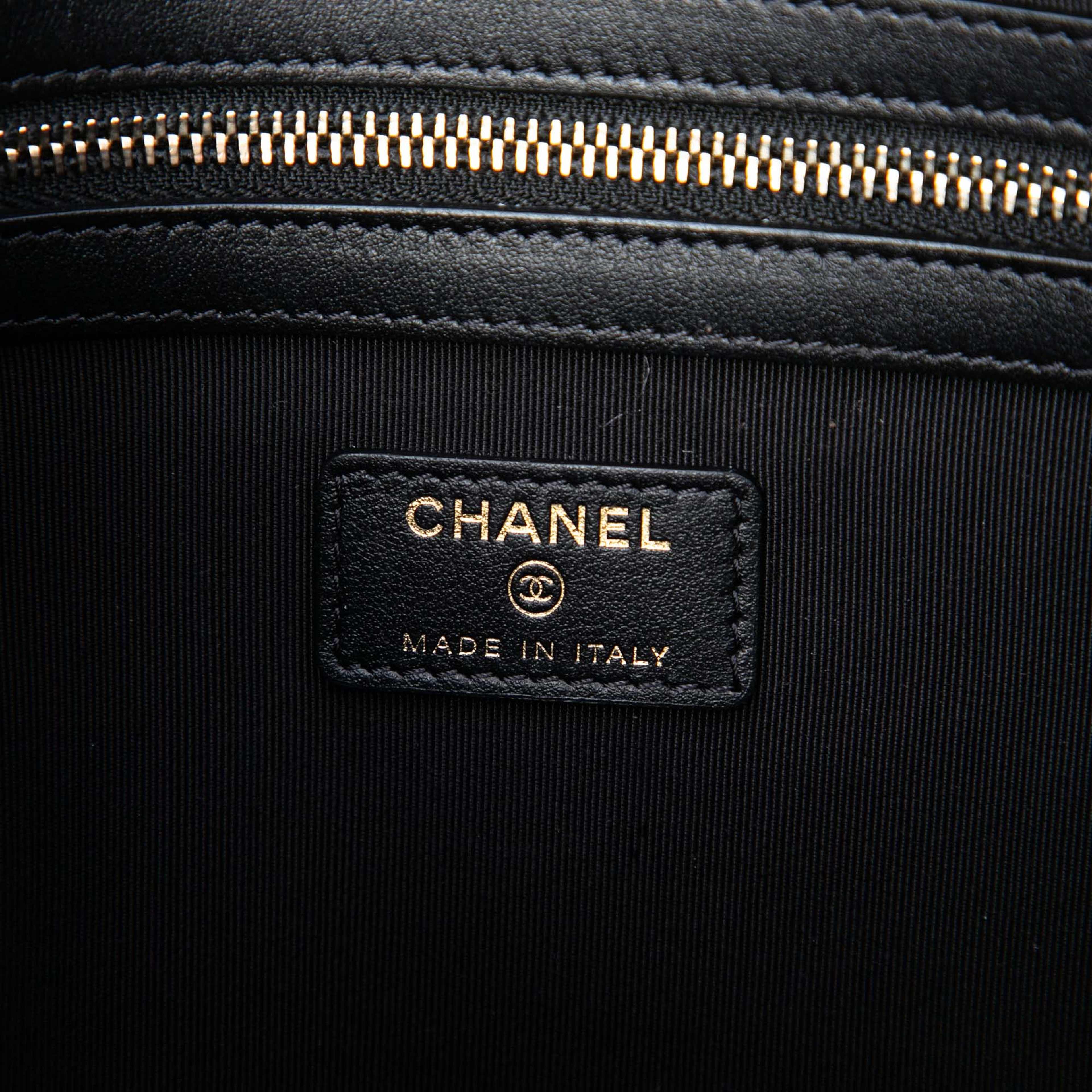 Chanel Crocodile Embossed Calfskin Cocodile Graffiti 2.55 Reissue Clutch, från Luxclusif, i färgen black. Klicka för att öppna bilden i stort format