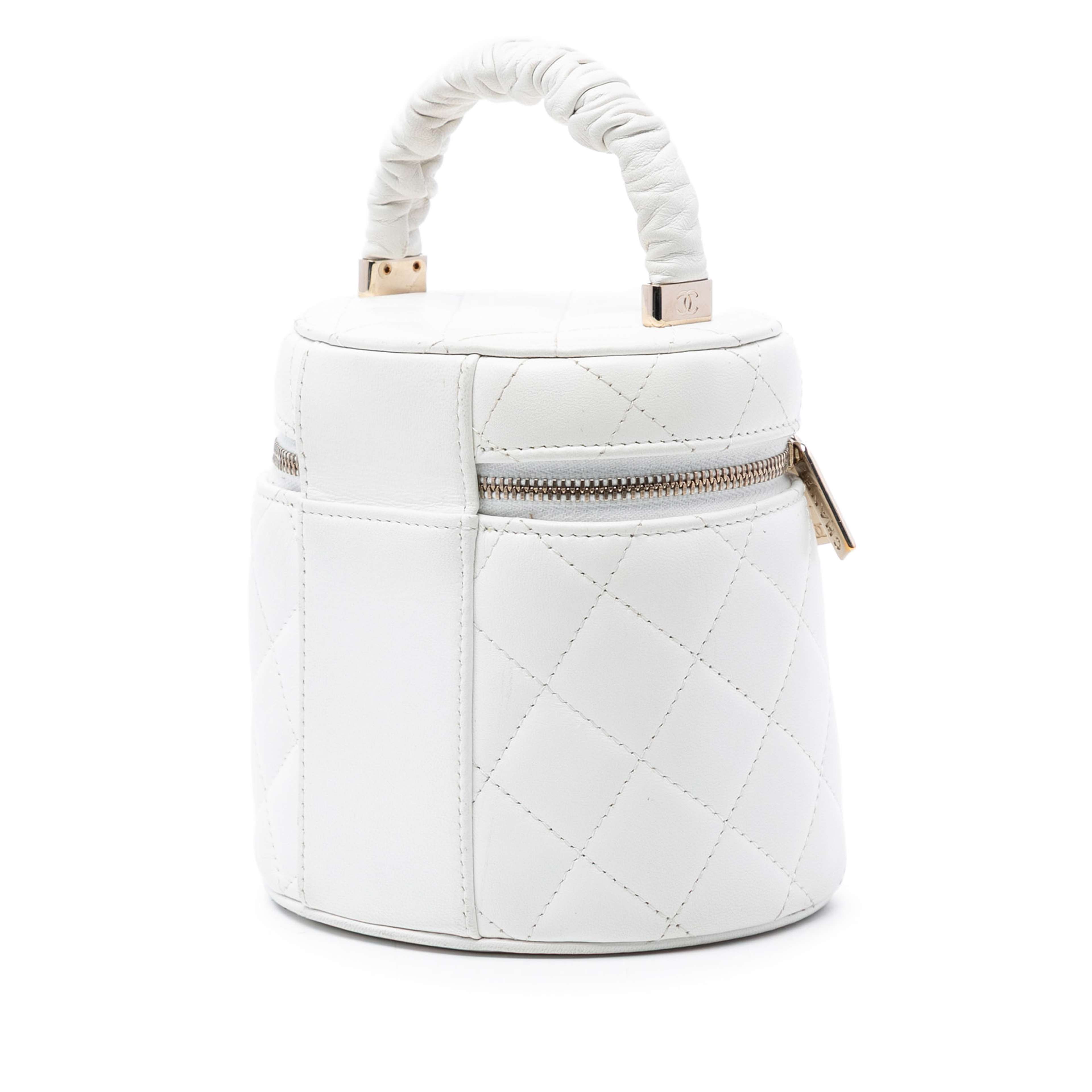 Chanel Quilted Lambskin Ruched Handle Vanity Case, från Luxclusif, i färgen white. Klicka för att öppna bilden i stort format