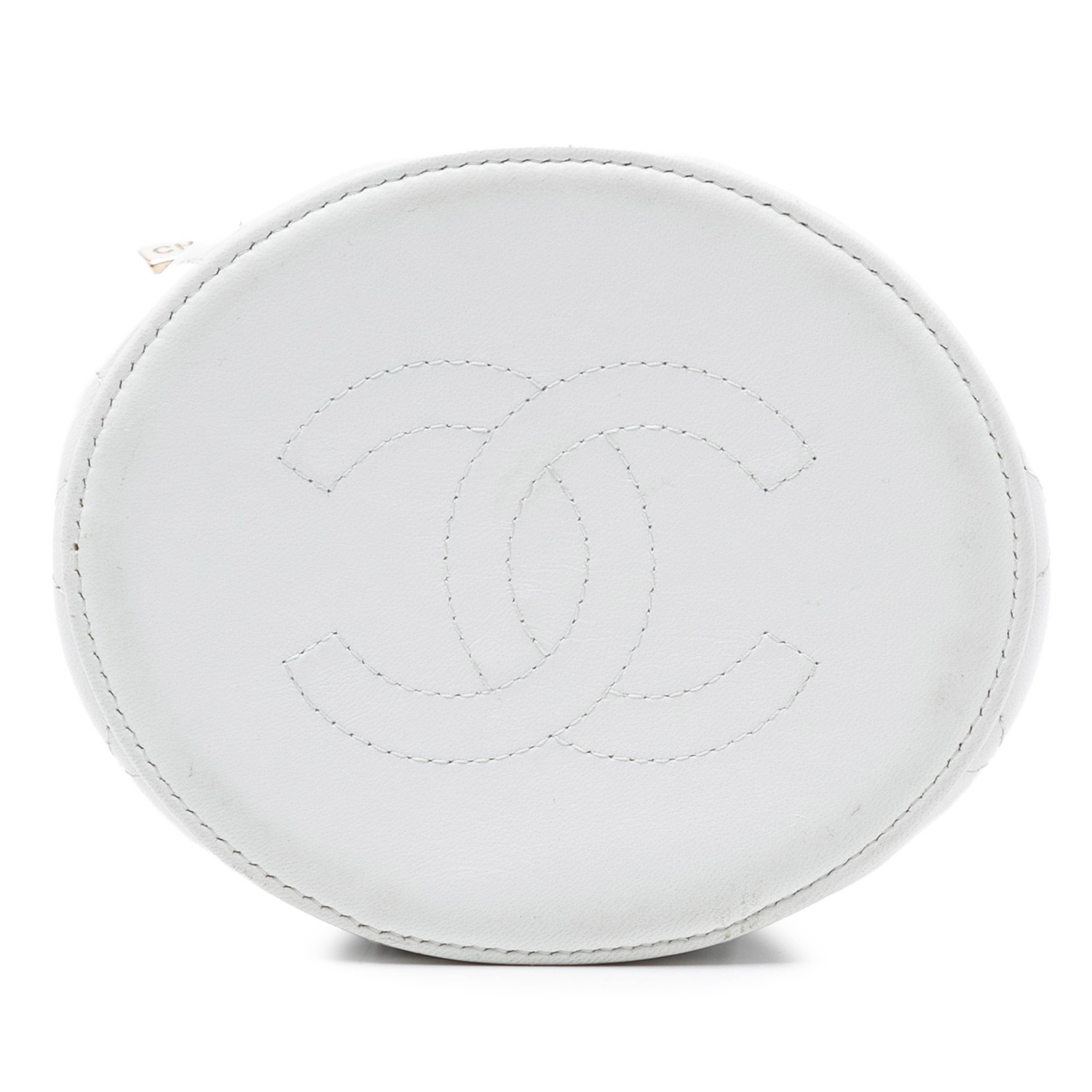 Chanel Quilted Lambskin Ruched Handle Vanity Case, från Luxclusif, i färgen white. Klicka för att öppna bilden i stort format