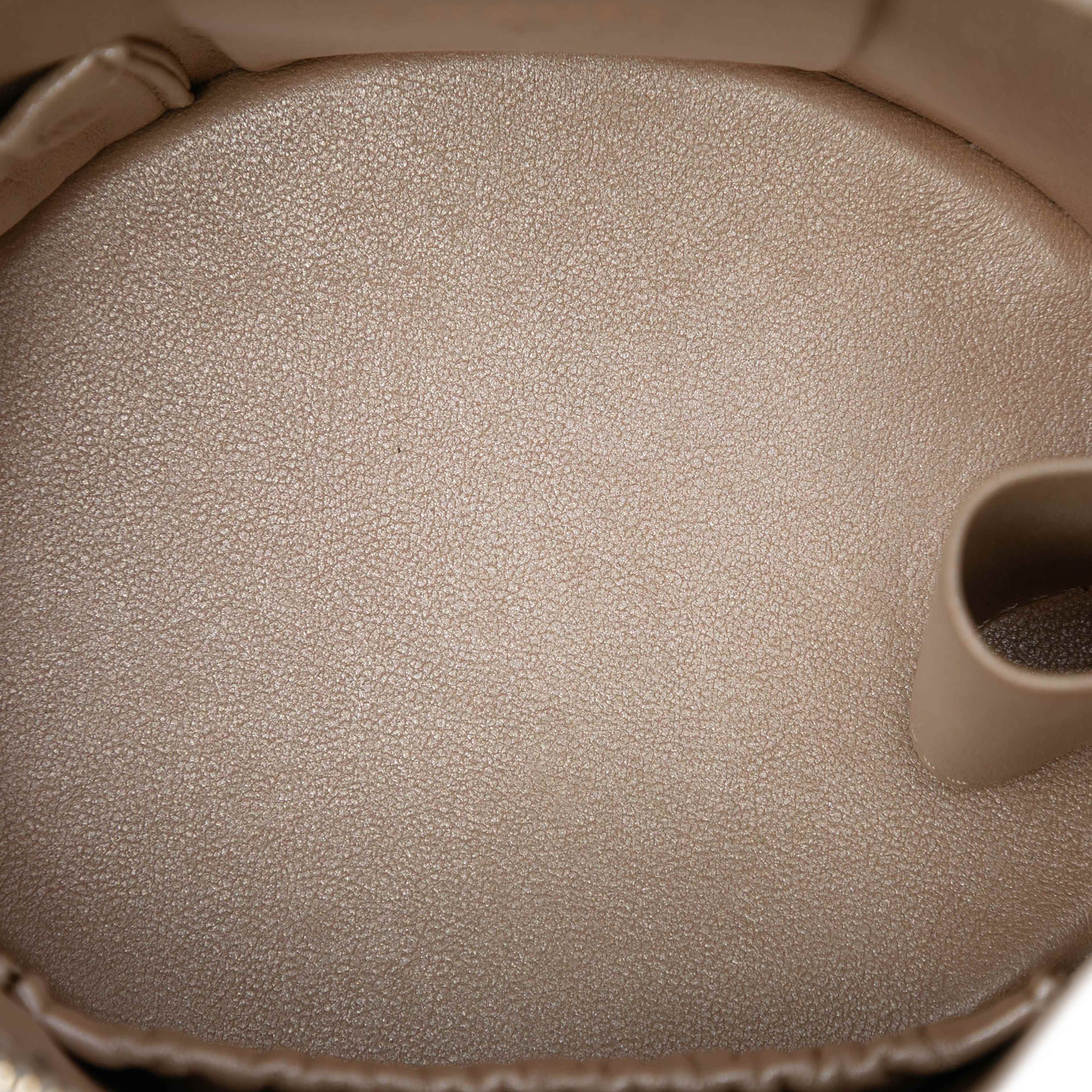 Chanel Quilted Lambskin Ruched Handle Vanity Case, från Luxclusif, i färgen white. Klicka för att öppna bilden i stort format