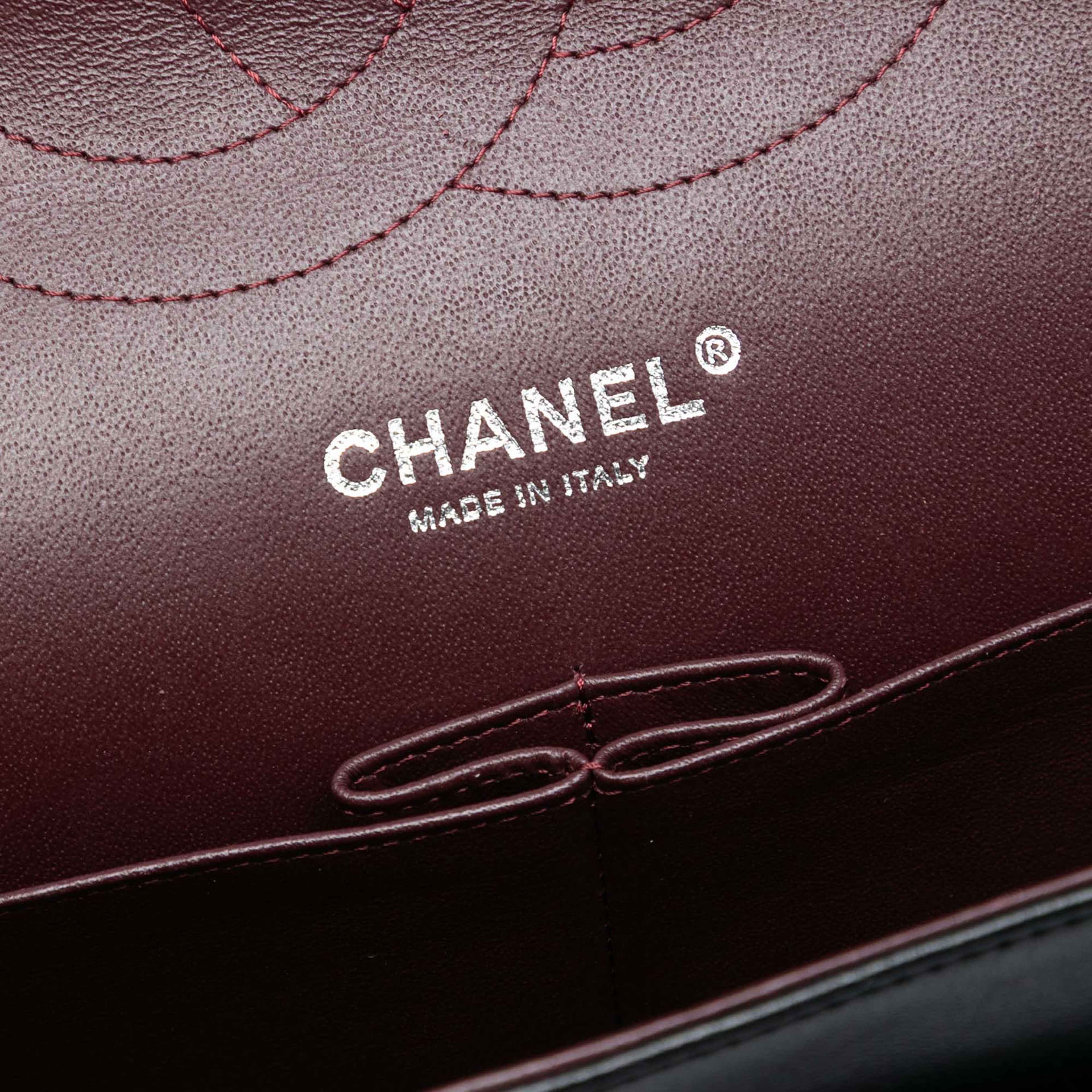 Chanel Jumbo Classic Lambskin Double Flap, från Luxclusif, i färgen black. Klicka för att öppna bilden i stort format