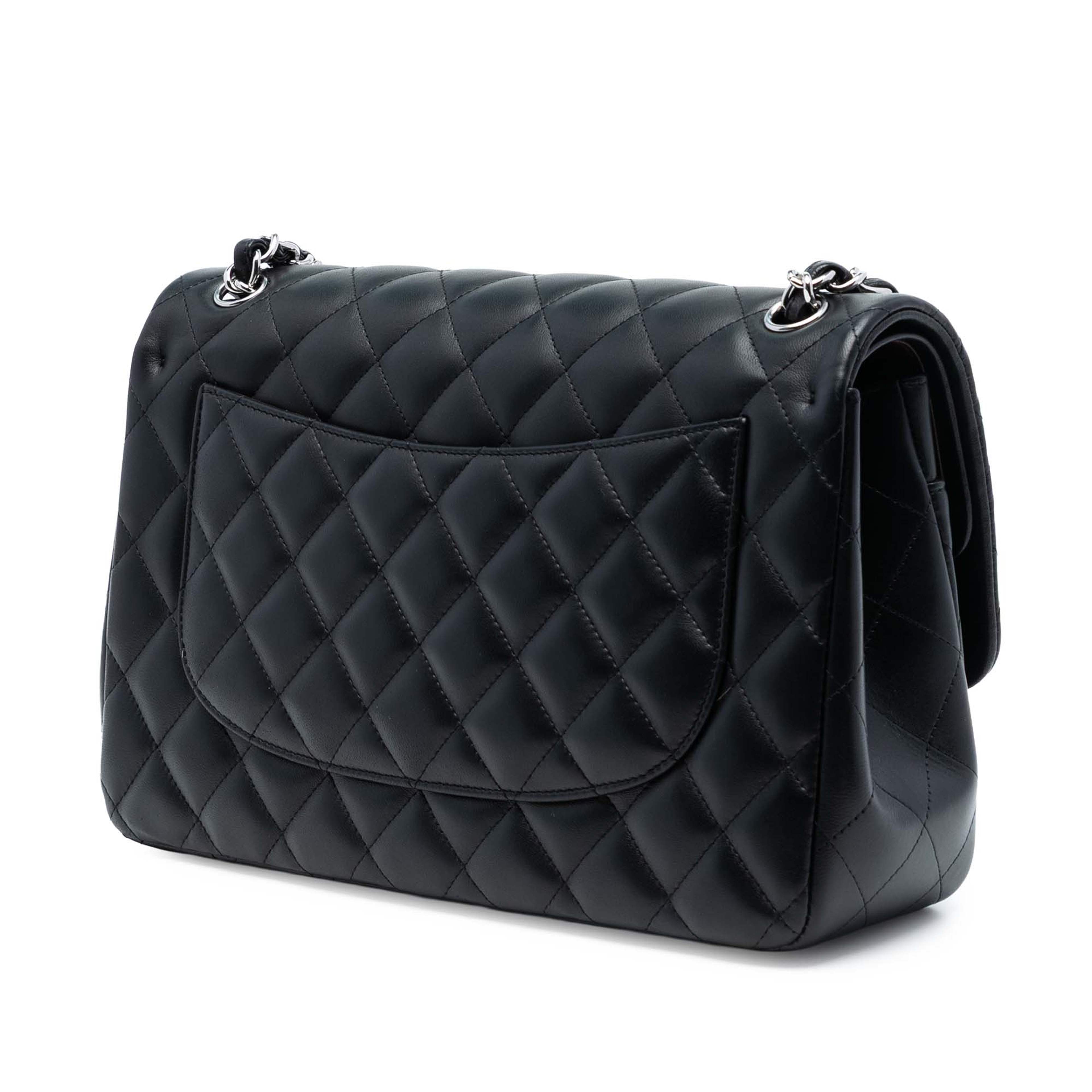 Chanel Jumbo Classic Lambskin Double Flap, från Luxclusif, i färgen black. Klicka för att öppna bilden i stort format