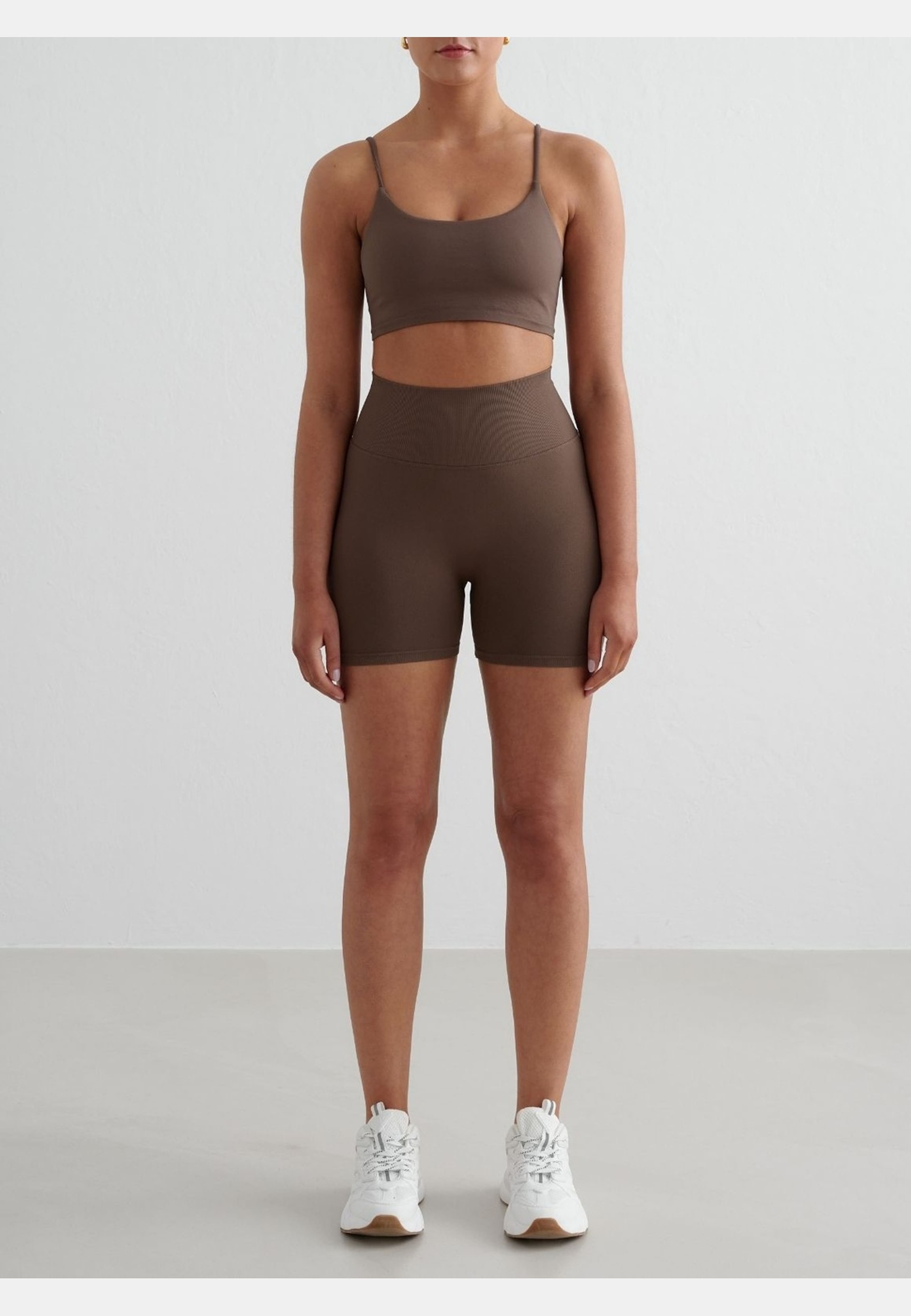 Shape Seamless Strap Bra, från aim'n, i färgen macchiato. Klicka för att öppna bilden i stort format