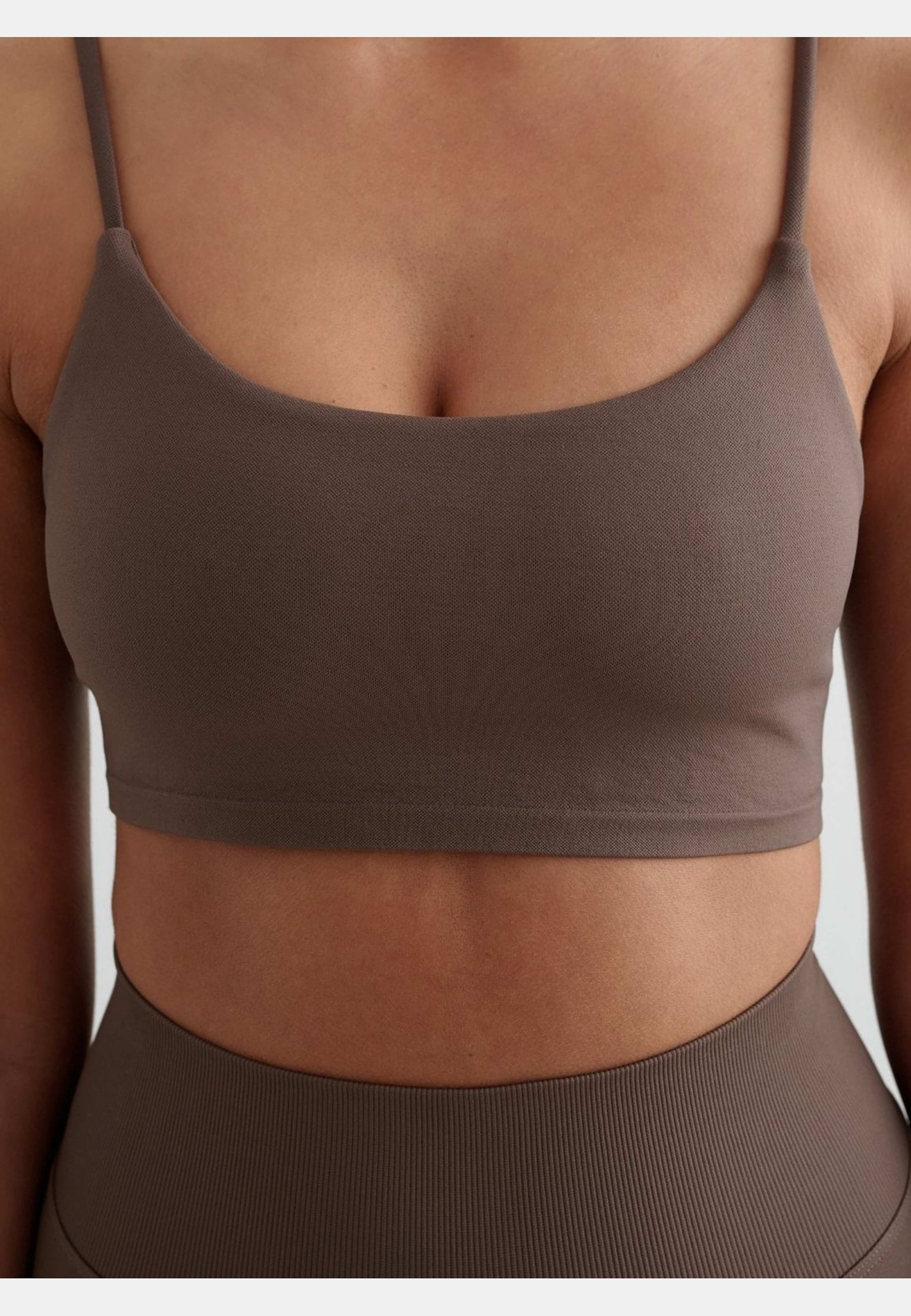 Shape Seamless Strap Bra, från aim'n, i färgen macchiato. Klicka för att öppna bilden i stort format