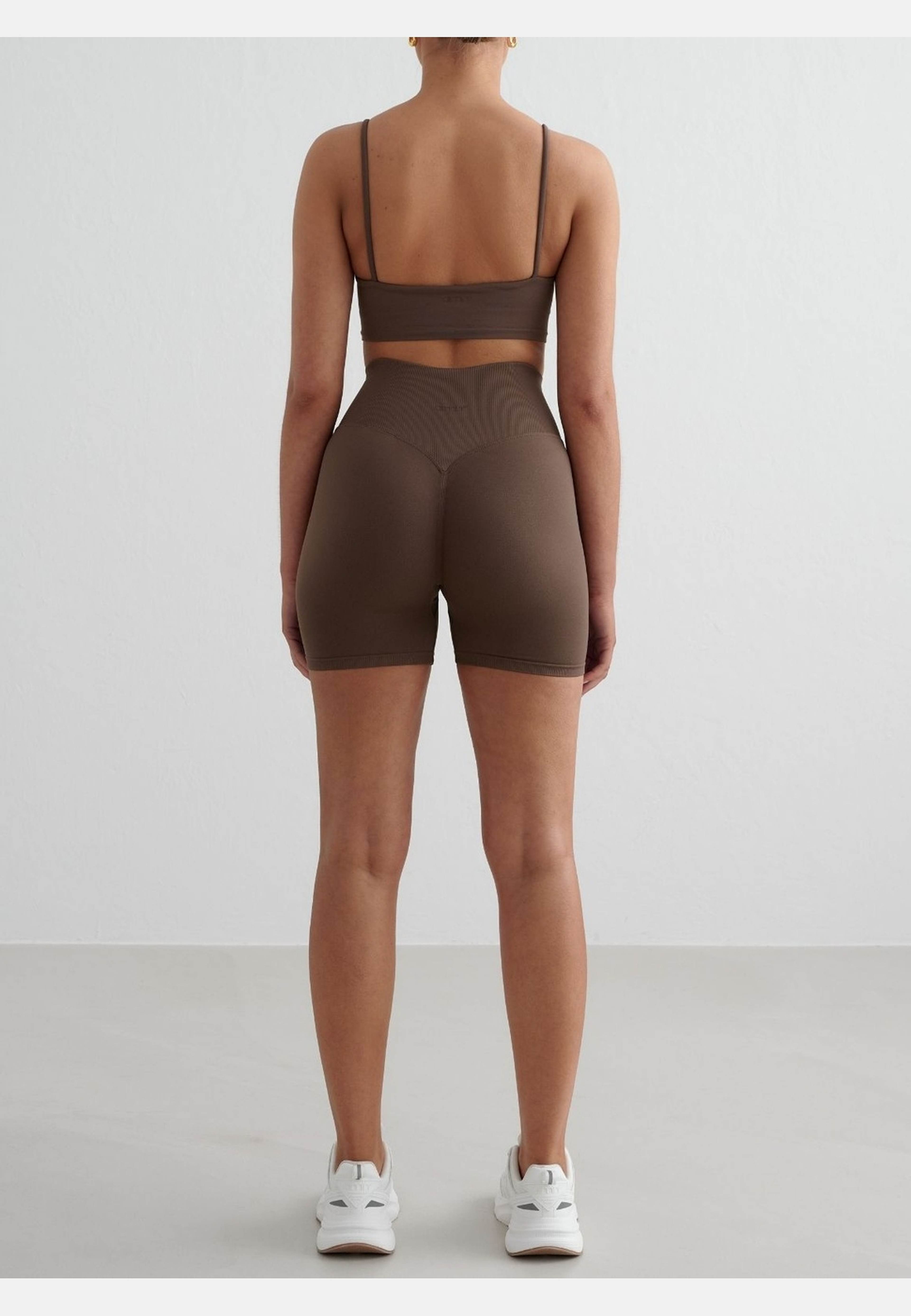 Shape Seamless Strap Bra, från aim'n, i färgen macchiato. Klicka för att öppna bilden i stort format