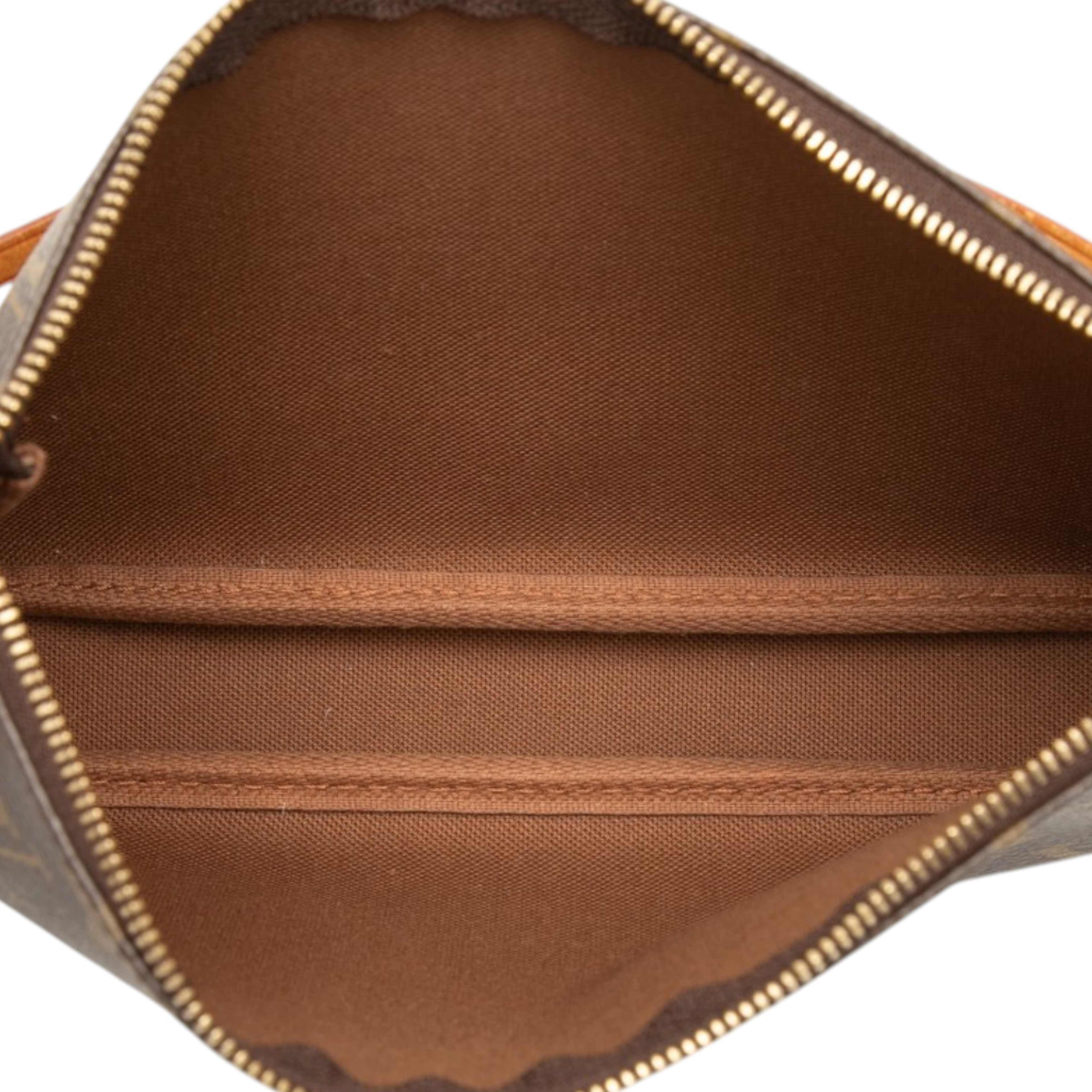 Louis Vuitton Monogram Pochette Accessoires, från Luxclusif, i färgen brun. Klicka för att öppna bilden i stort format