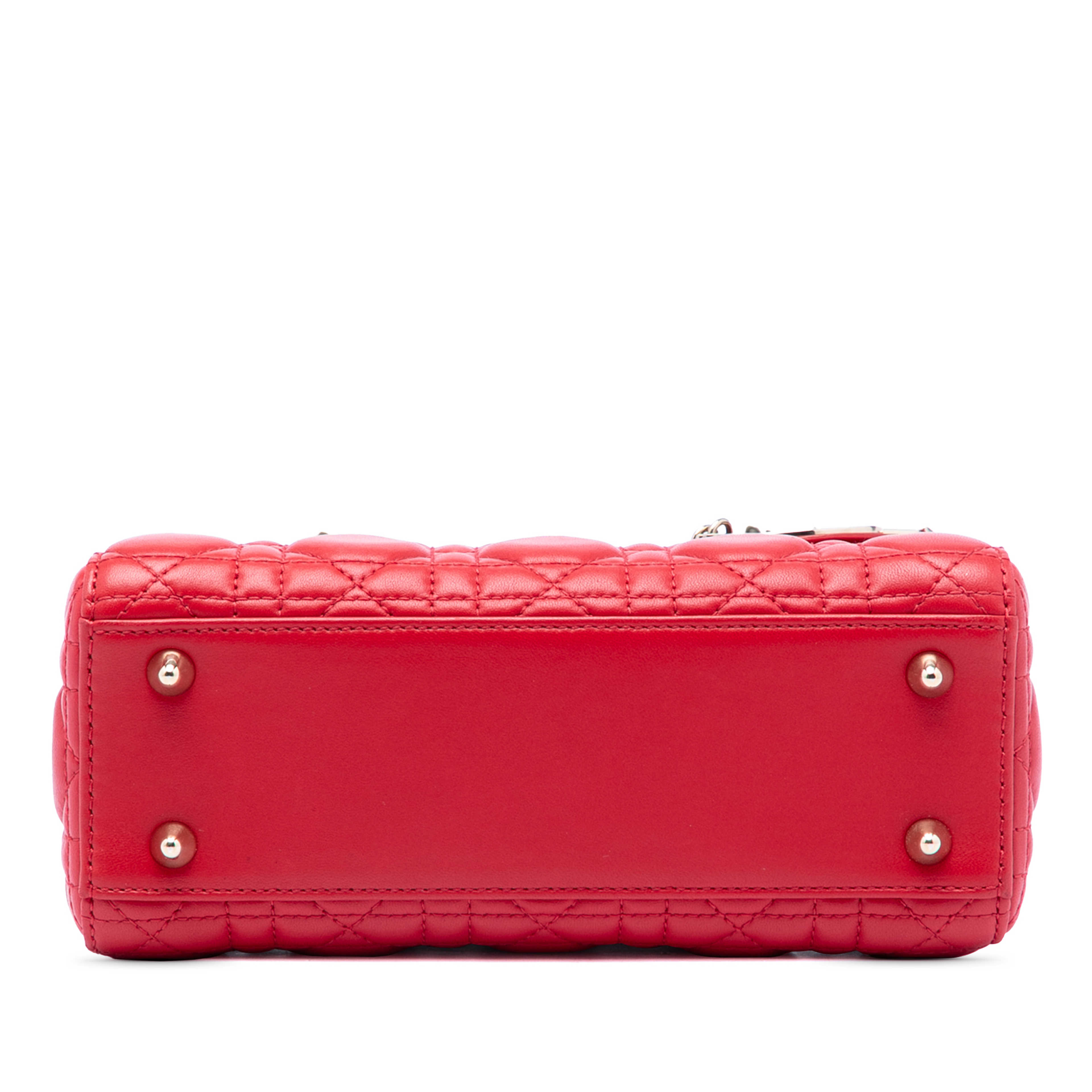 Dior Small Lambskin Cannage Myabcdior Lady Dior, från Luxclusif, i färgen red. Klicka för att öppna bilden i stort format