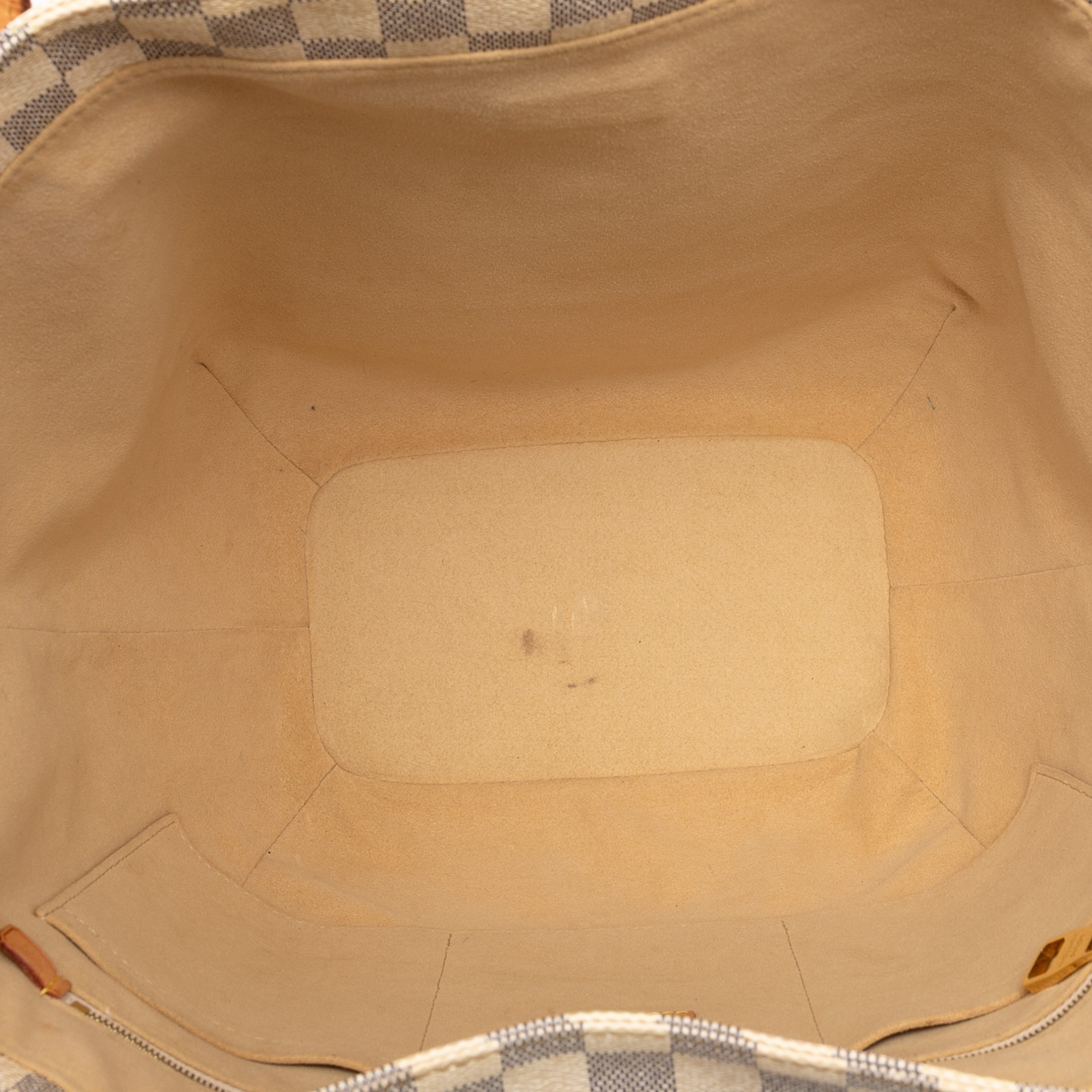 Louis Vuitton Damier Azur Salina Pm, från Luxclusif, i färgen white. Klicka för att öppna bilden i stort format