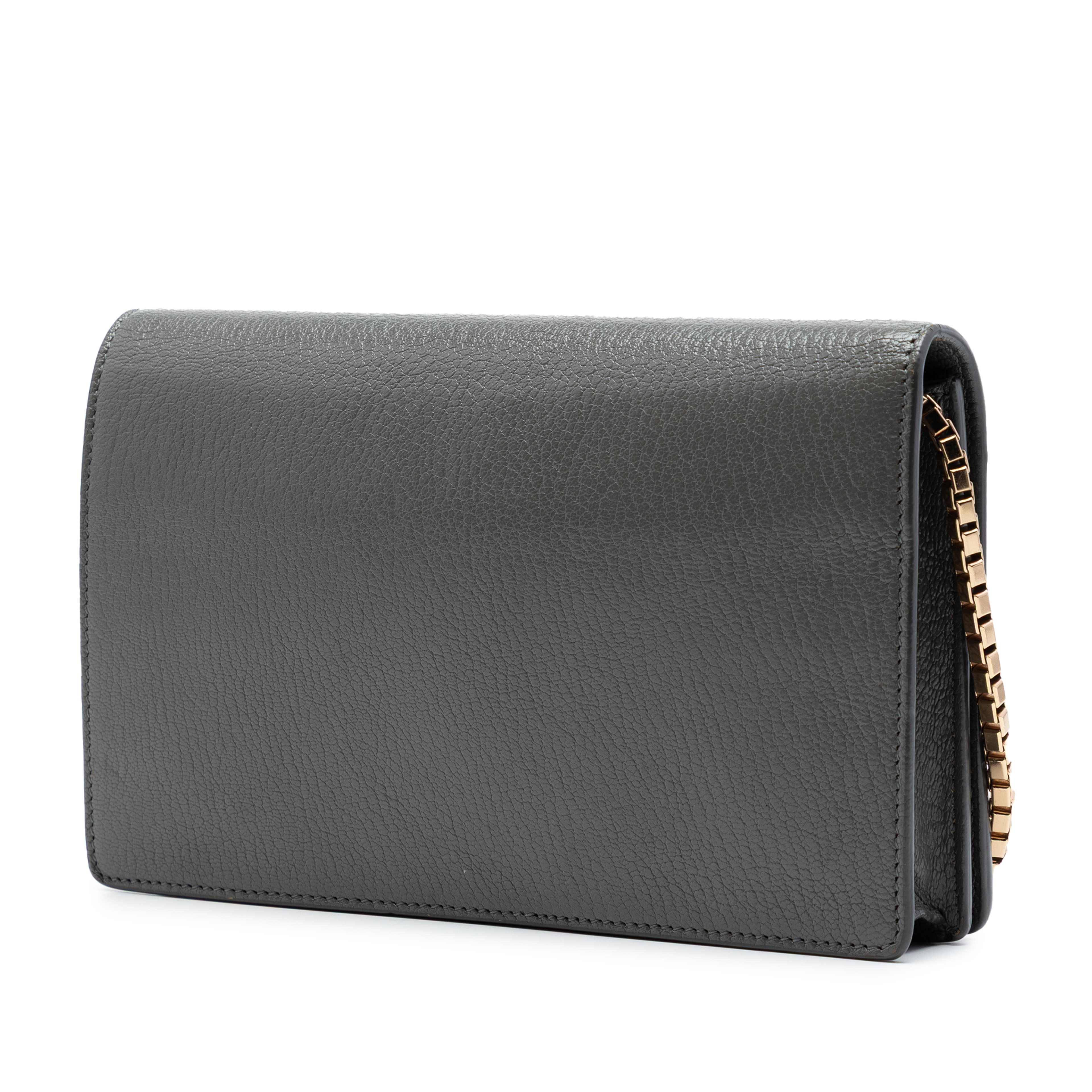 Balenciaga Goatskin Motocross Metallic Edge Wallet On Chain, från Luxclusif, i färgen grå. Klicka för att öppna bilden i stort format