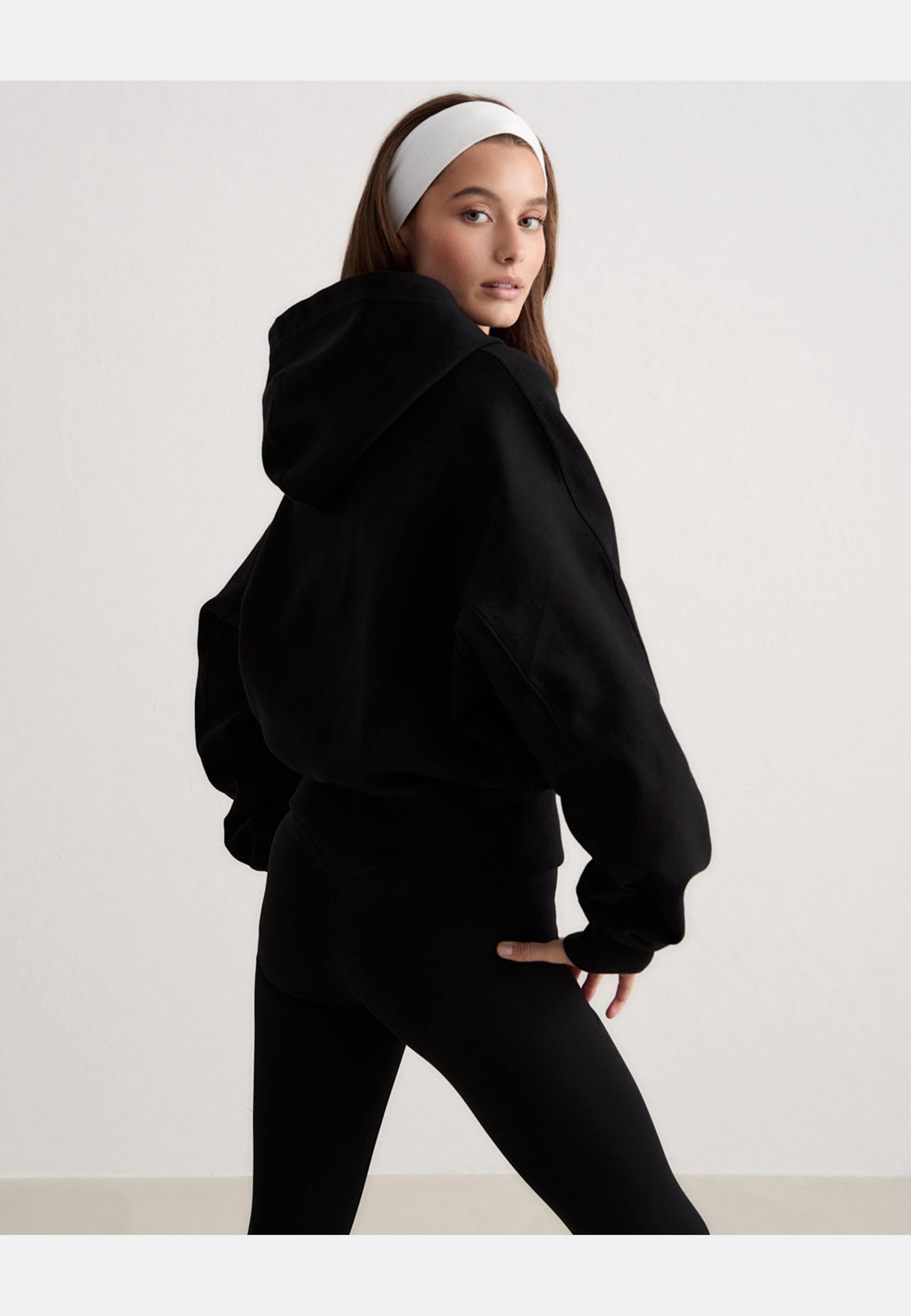 Sportif Half Zip Hood, från aim'n, i färgen black. Klicka för att öppna bilden i stort format