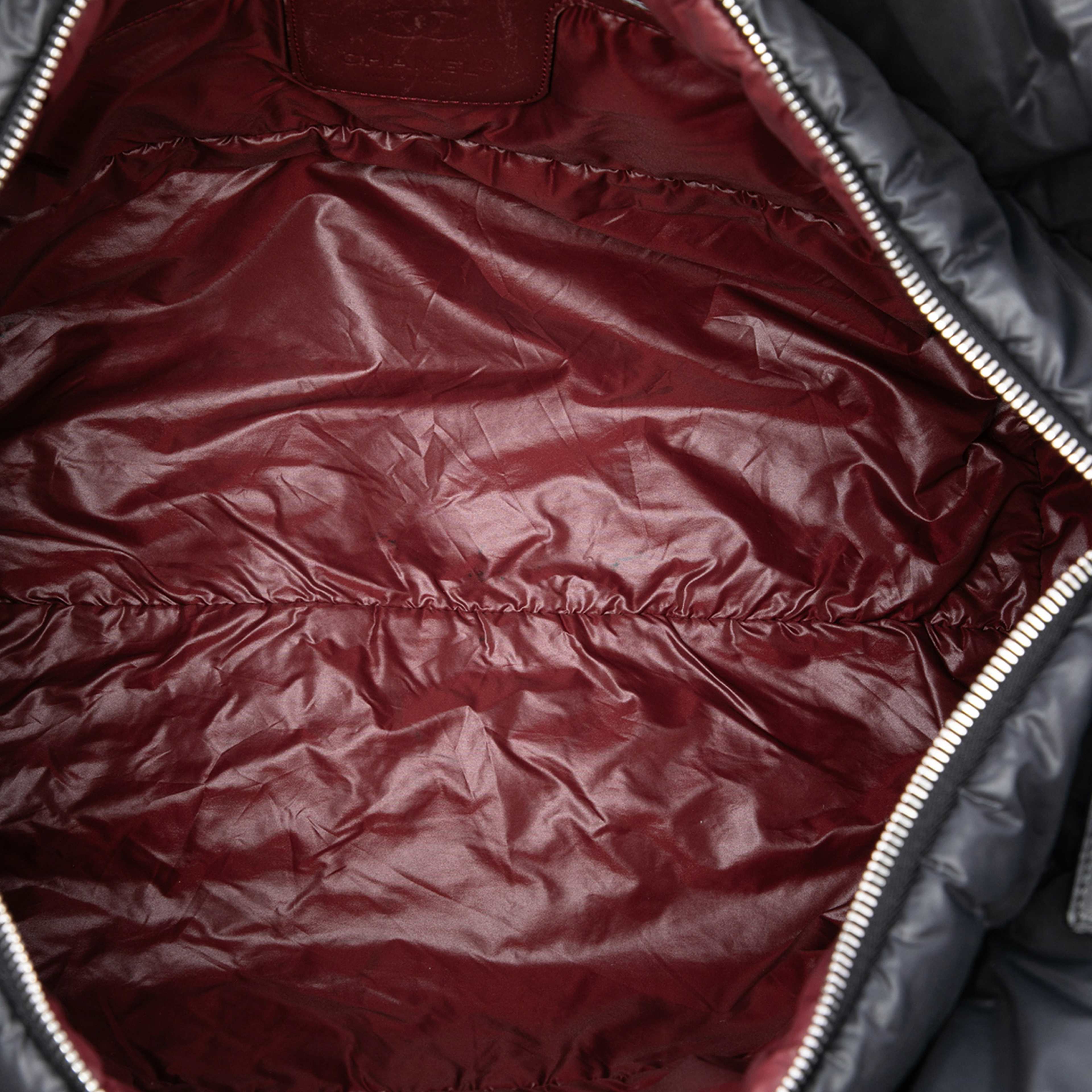 Chanel Medium Quilted Nylon Reversible Coco Cocoon Tote, från Luxclusif, i färgen svart. Klicka för att öppna bilden i stort format