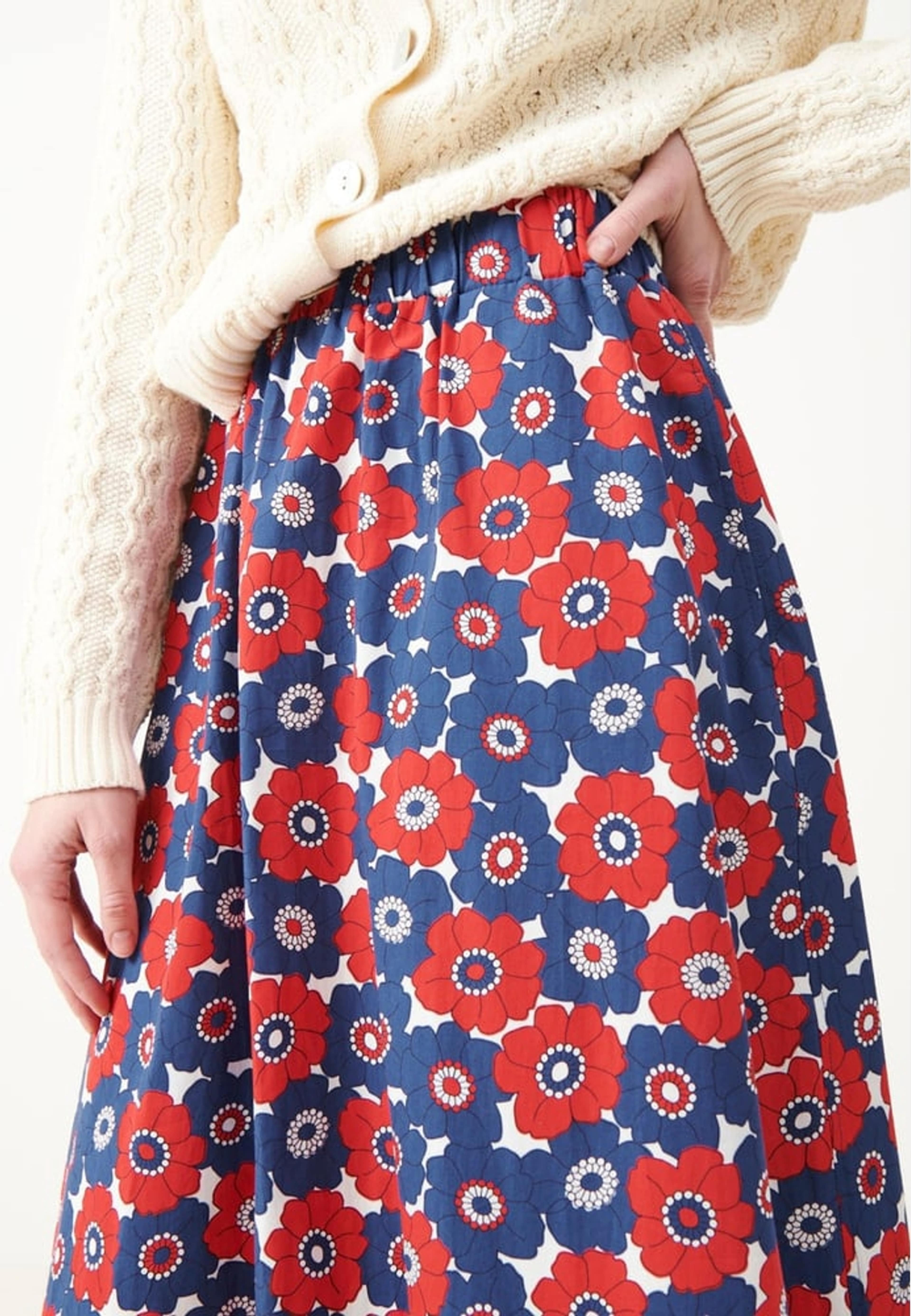 Ursula Skirt, från Jumperfabriken, i färgen red. Klicka för att öppna bilden i stort format