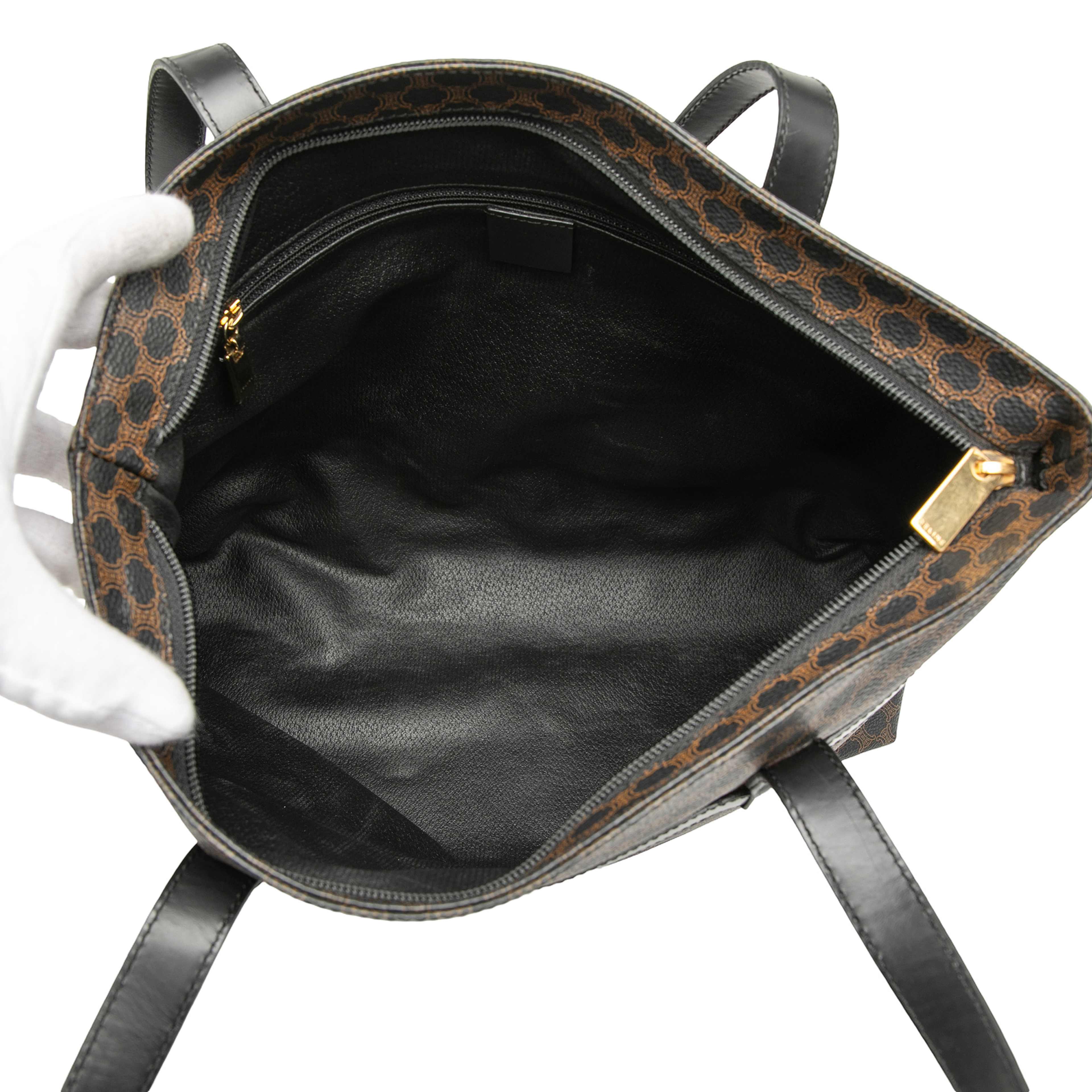 Celine Macadam Coated Canvas Tote, från Luxclusif, i färgen black. Klicka för att öppna bilden i stort format