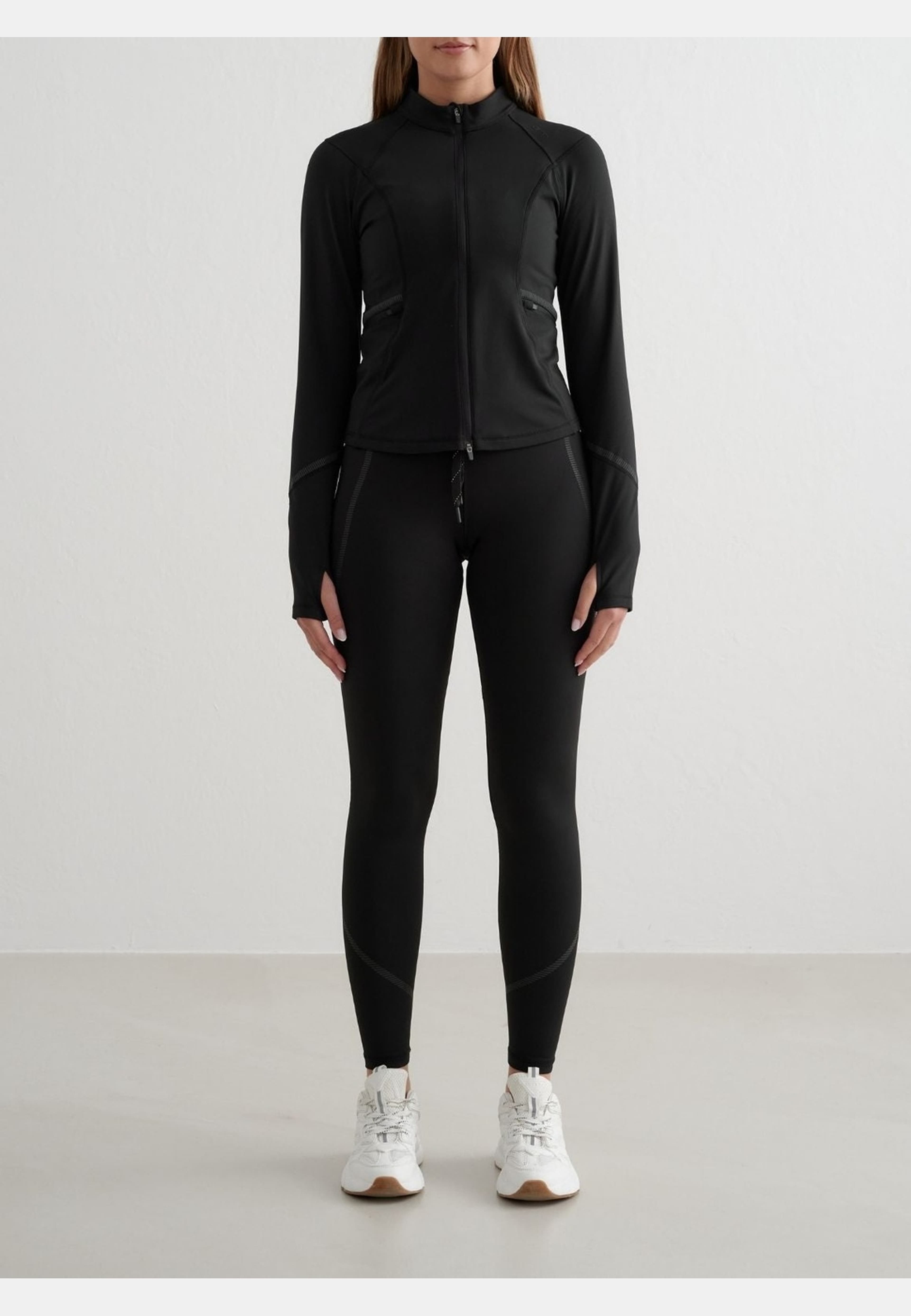 Reflective Warming Zip Jacket, från aim'n, i färgen black. Klicka för att öppna bilden i stort format