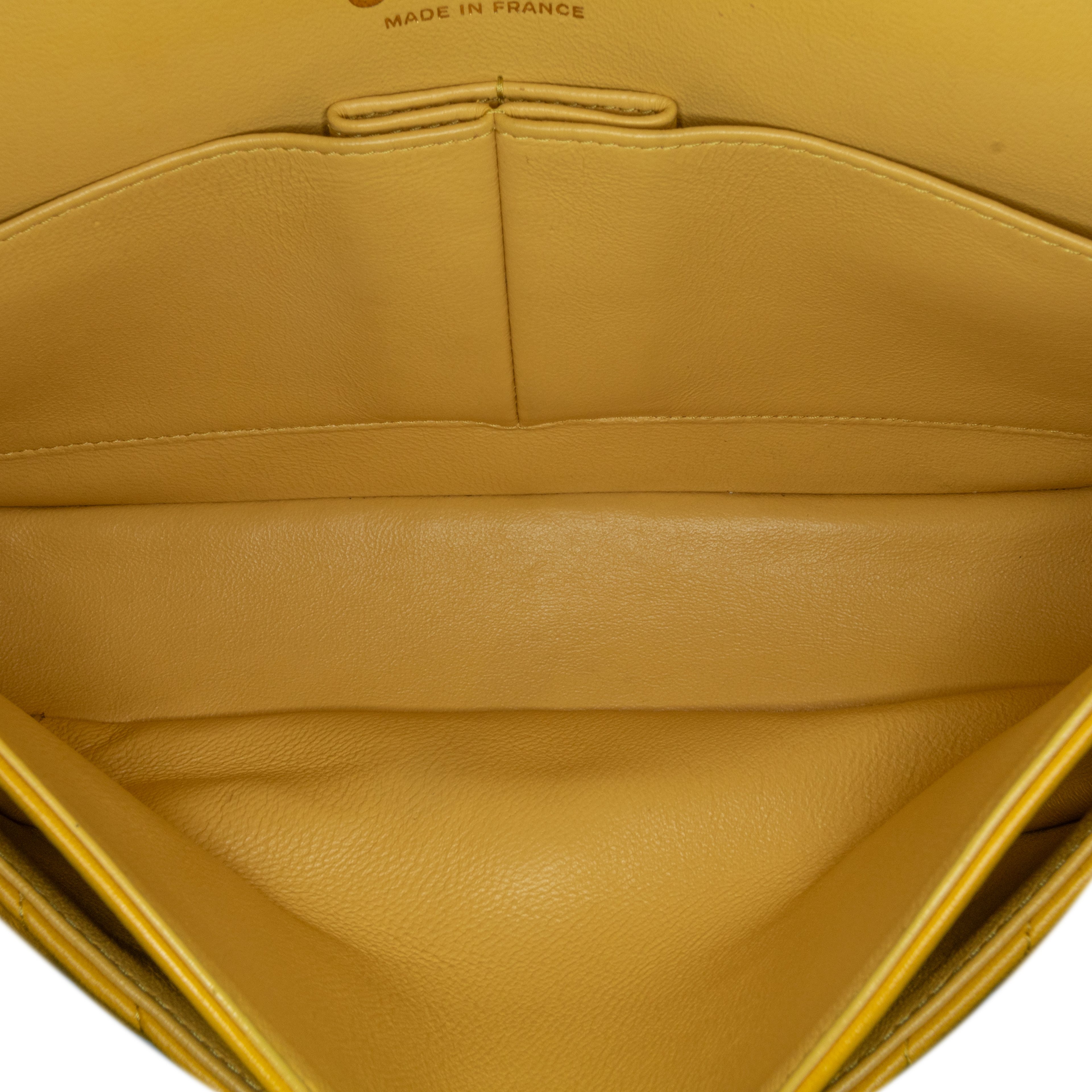 Chanel Medium Classic Chevron Lambskin Double Flap, från Luxclusif, i färgen mustard. Klicka för att öppna bilden i stort format